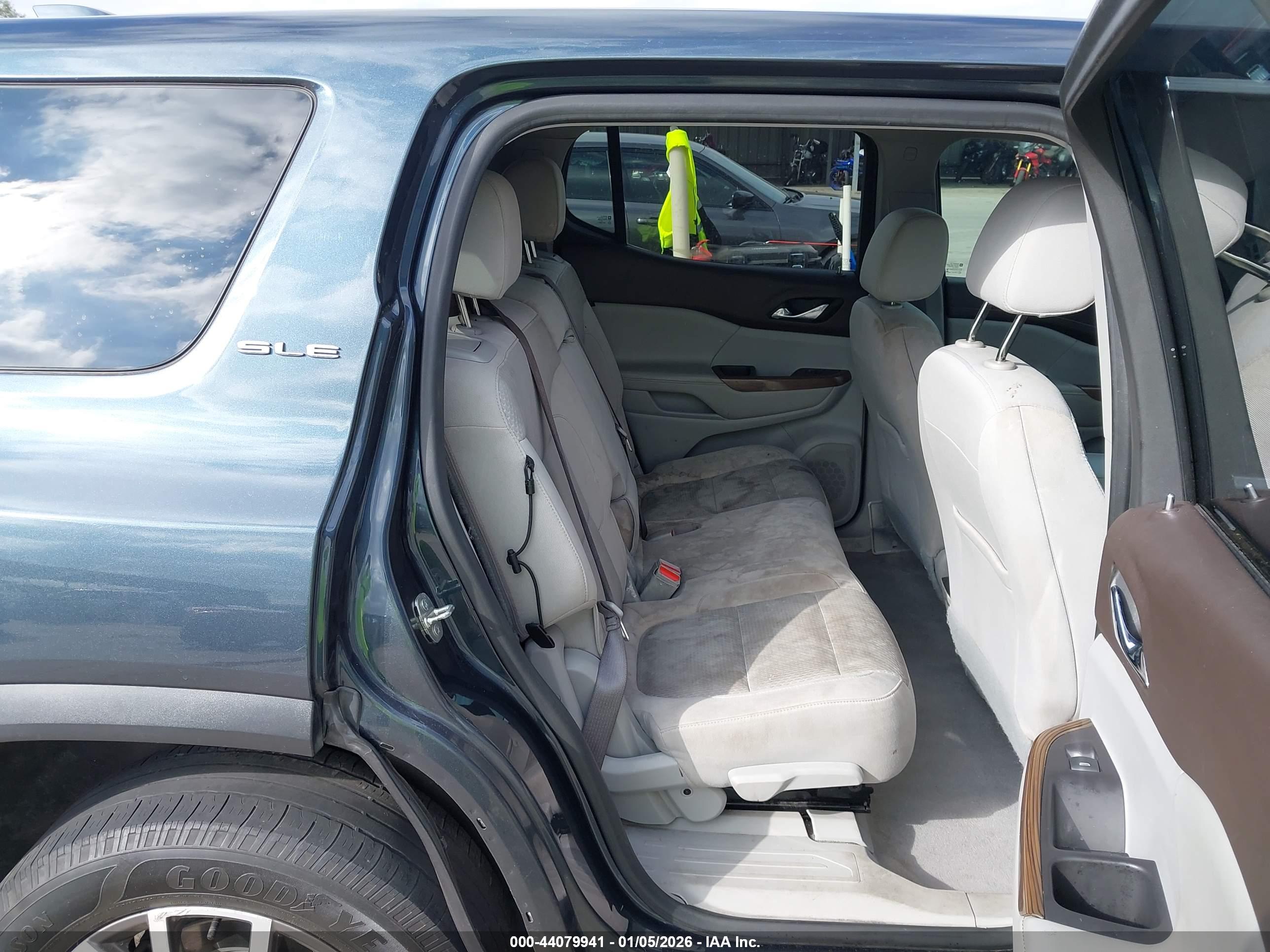 GMC ACADIA image 8