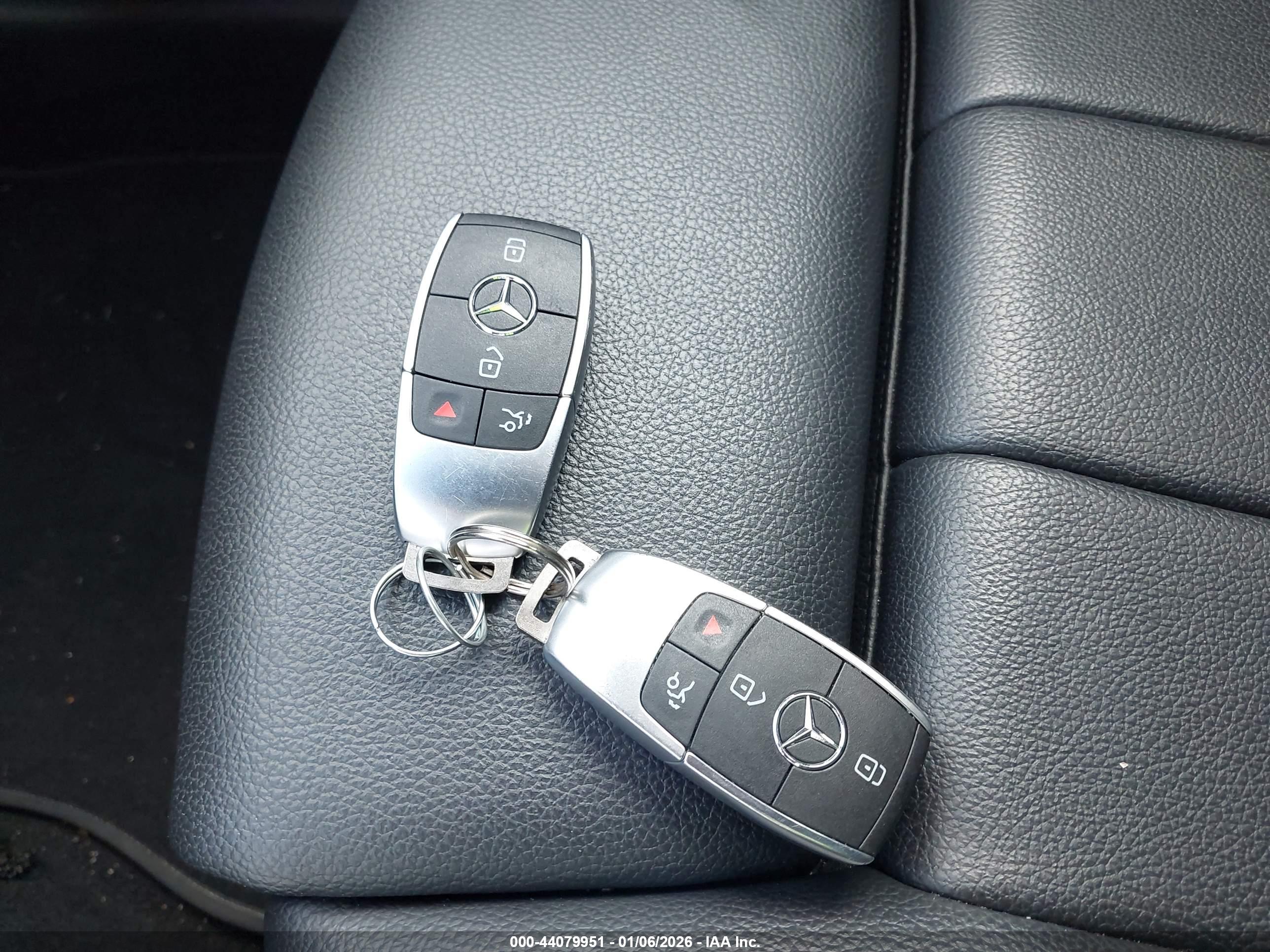MERCEDES-BENZ GLB image 11