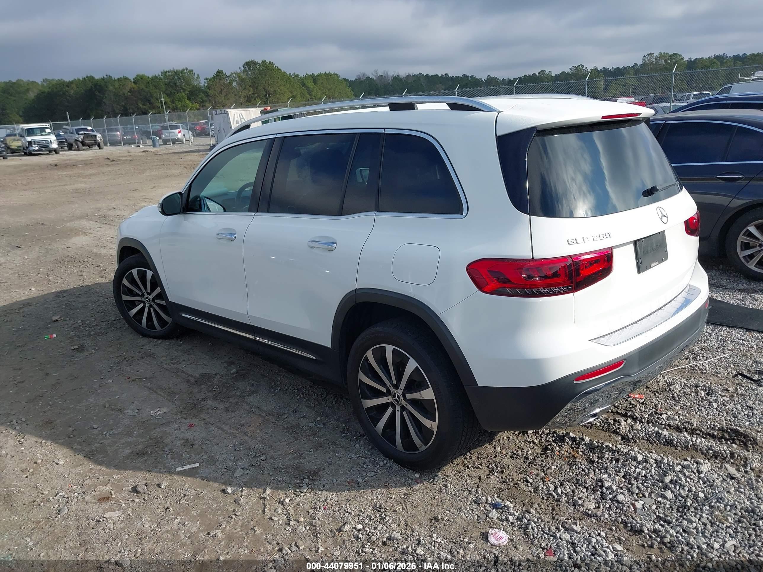 MERCEDES-BENZ GLB image 3