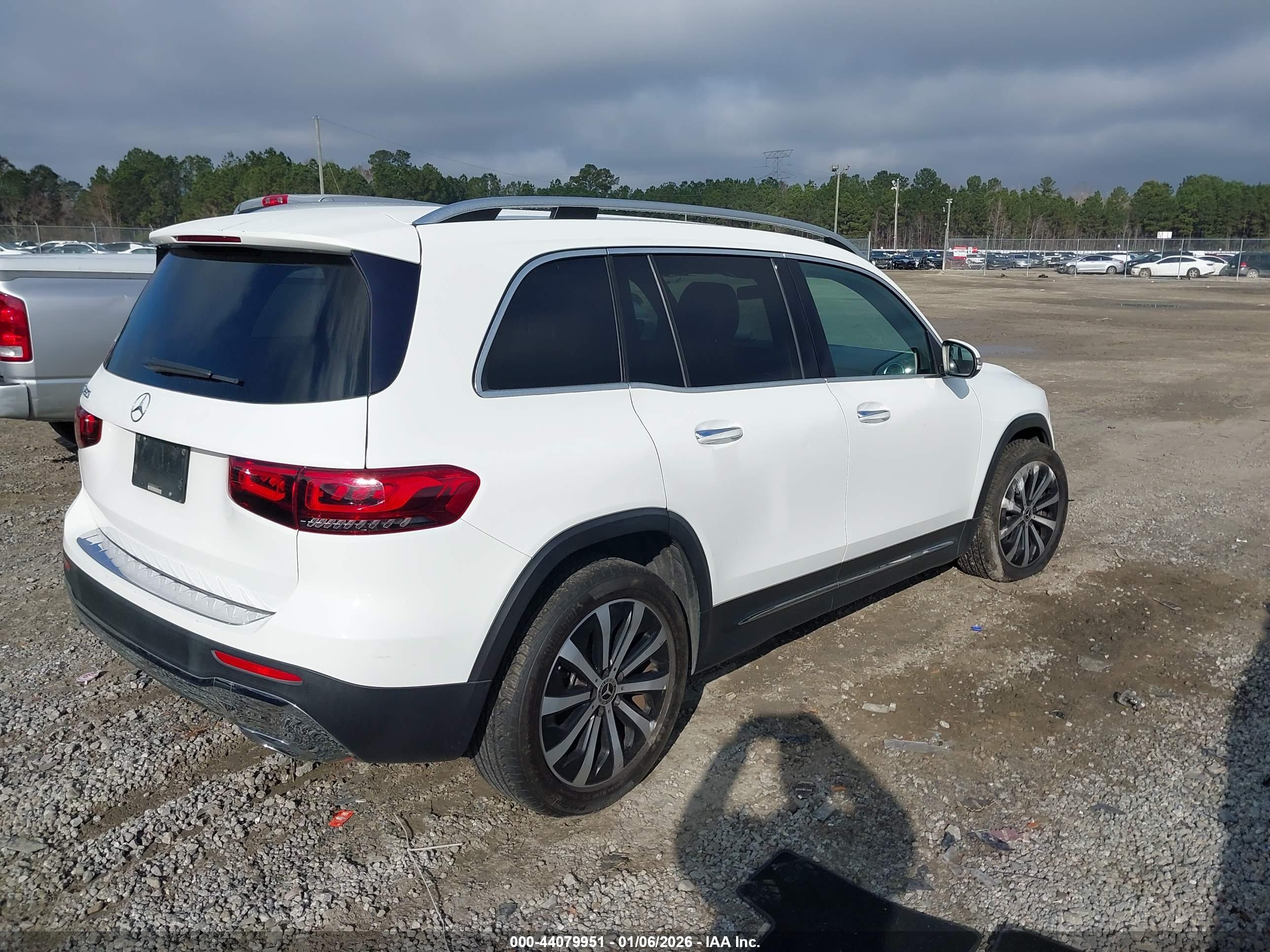 MERCEDES-BENZ GLB image 4