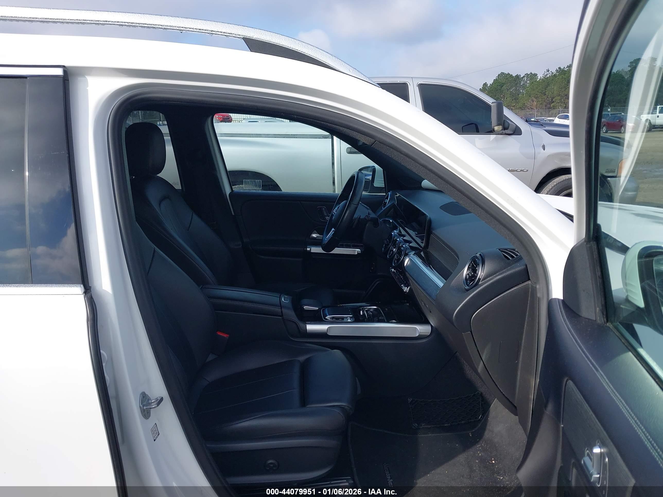 MERCEDES-BENZ GLB image 5