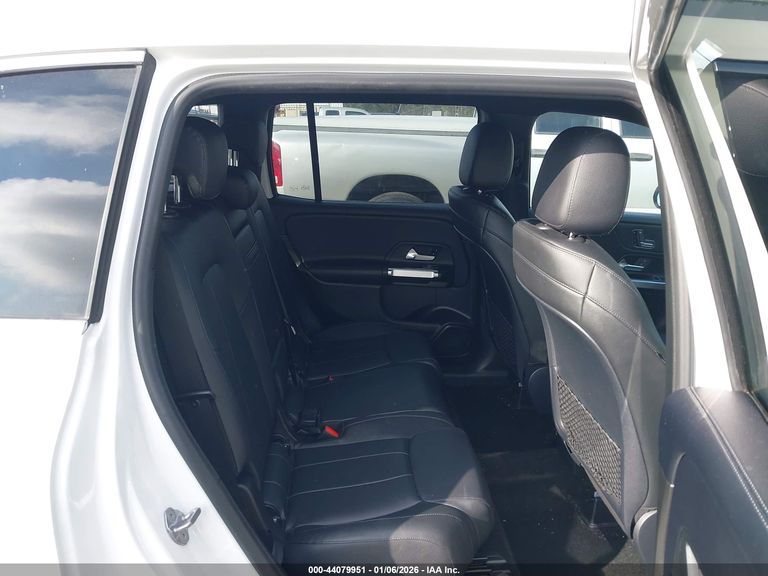 MERCEDES-BENZ GLB image 8