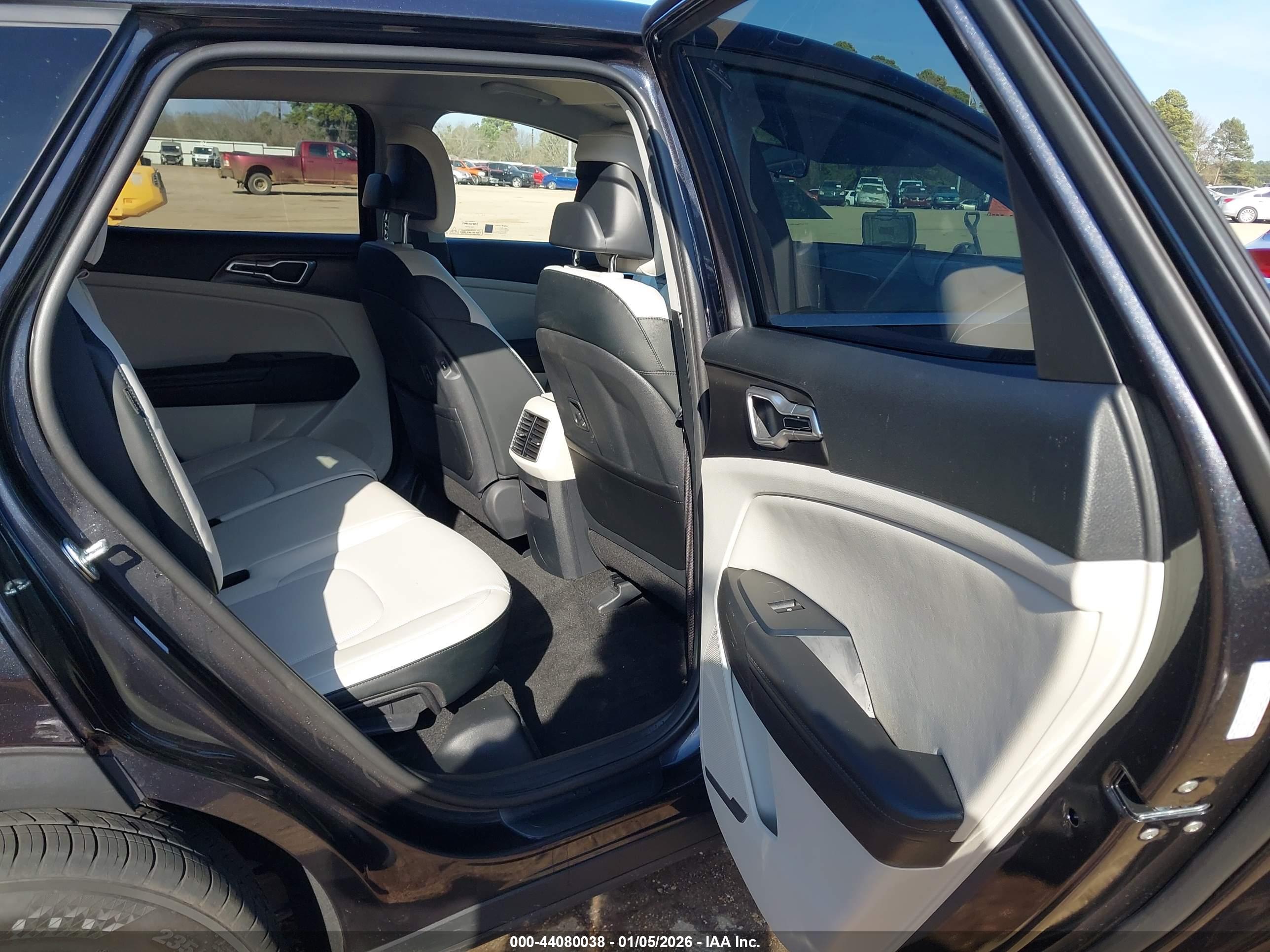 KIA SPORTAGE image 8