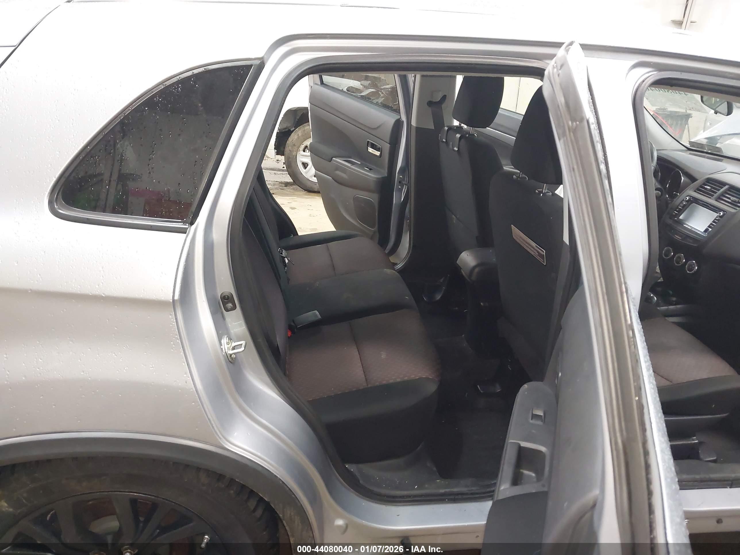 MITSUBISHI OUTLANDER image 8