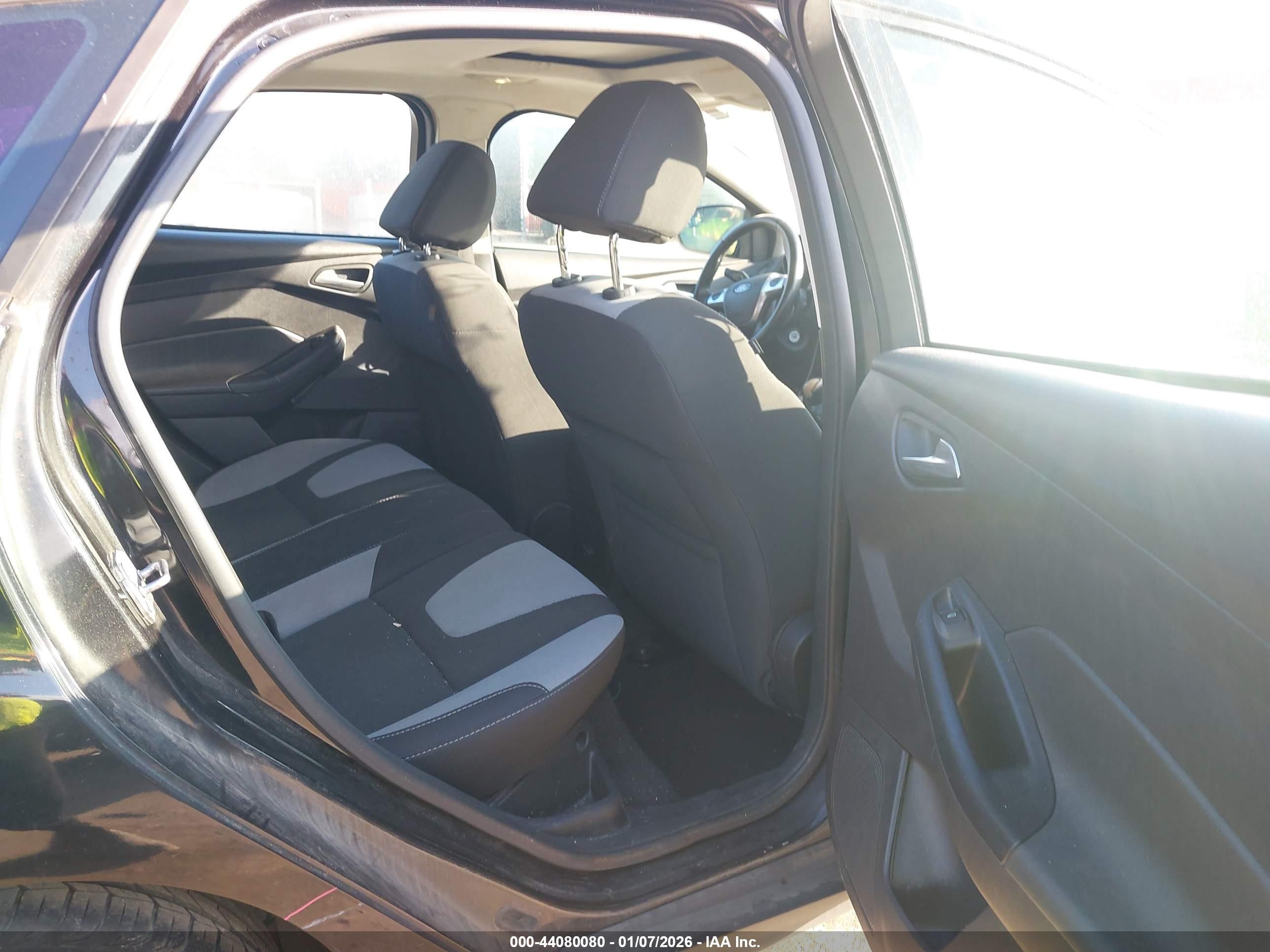 FORD FOCUS image 8