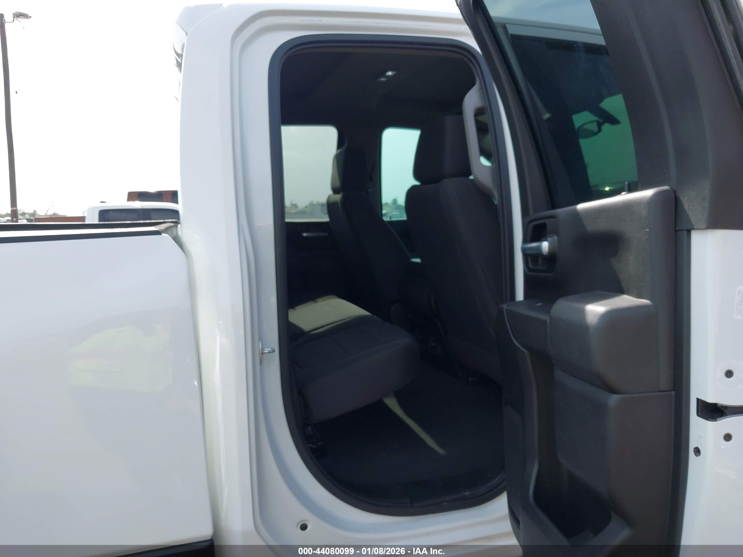 CHEVROLET SILVERADO image 8