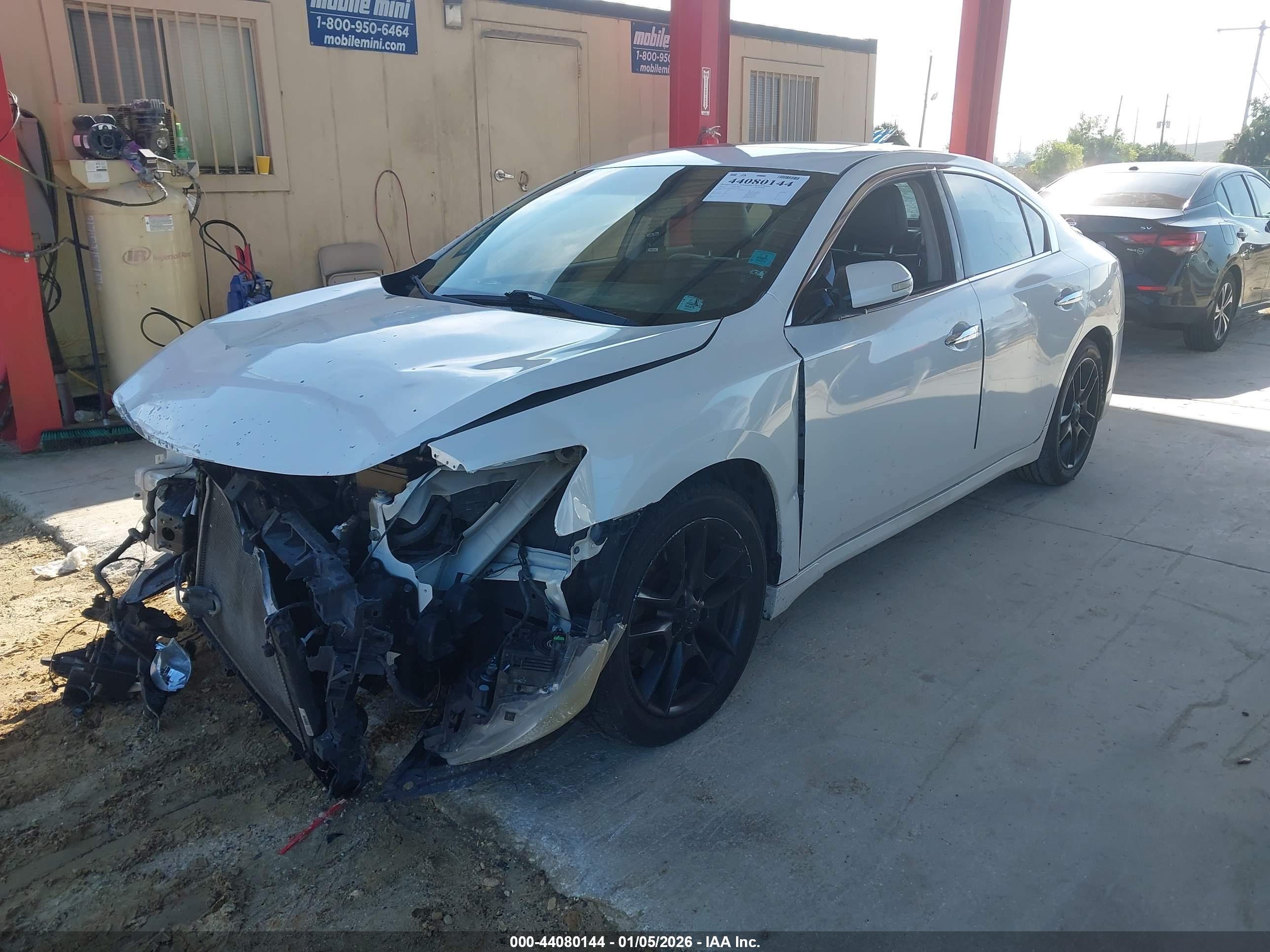NISSAN MAXIMA image 2