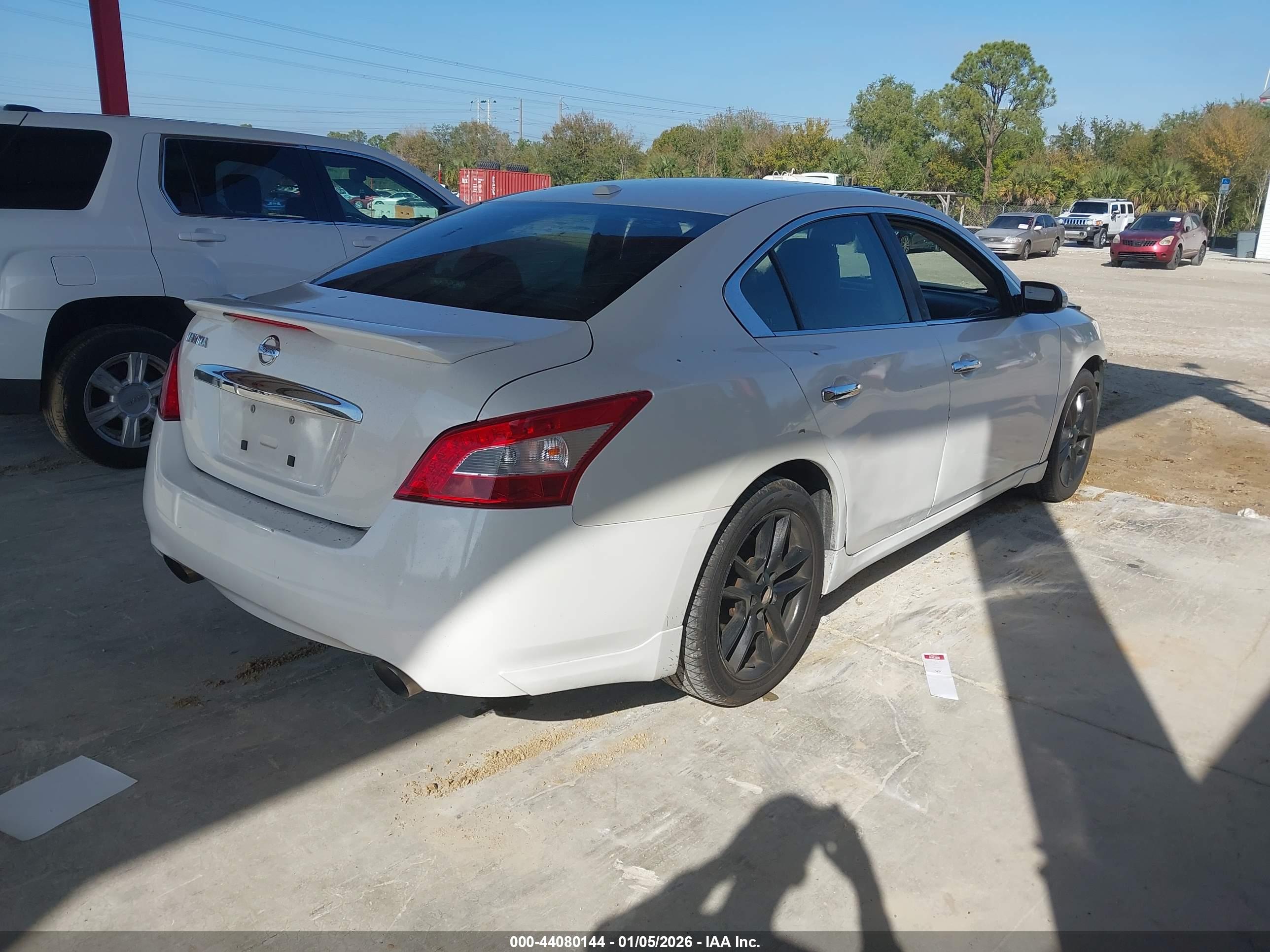NISSAN MAXIMA image 4