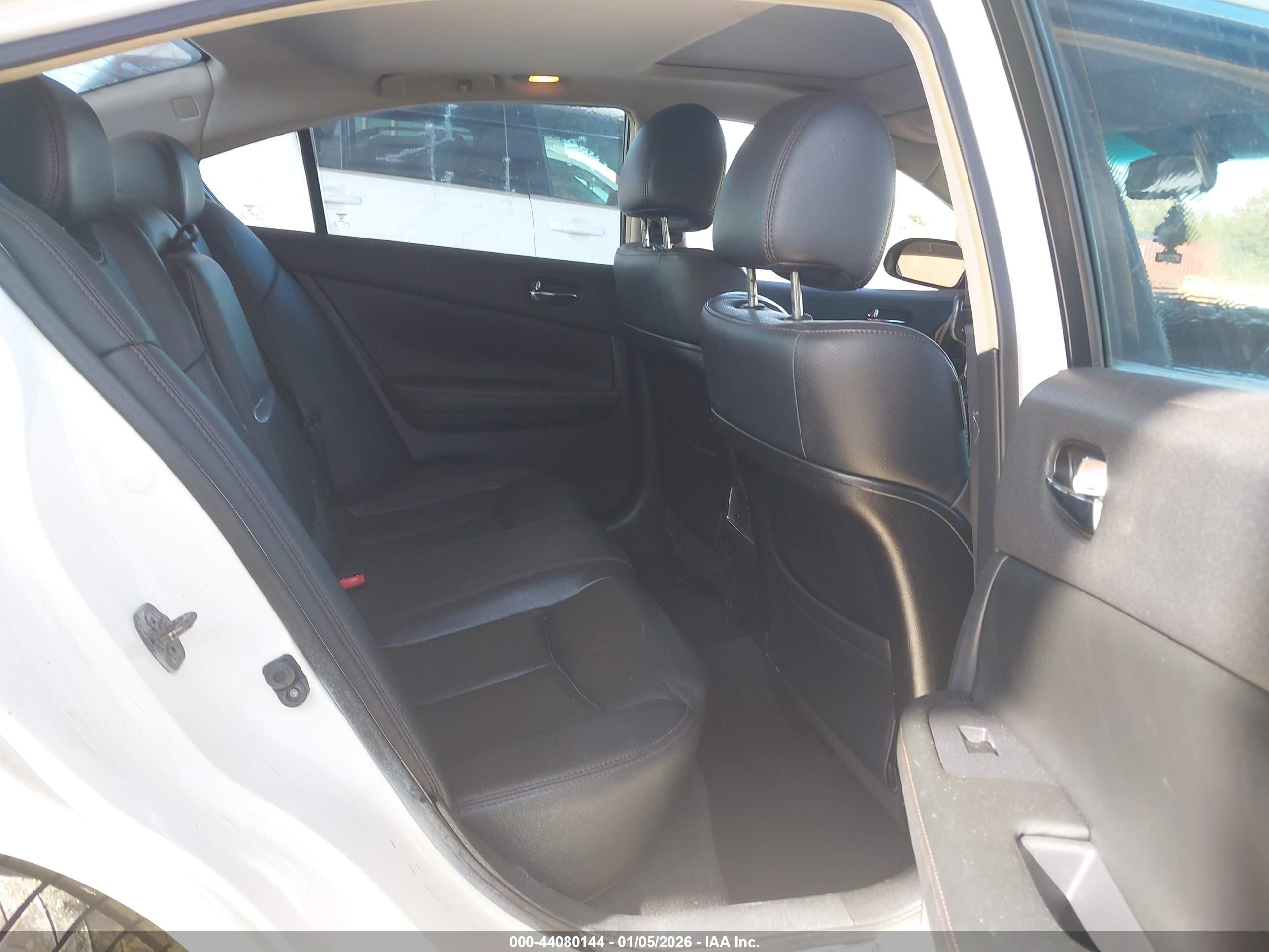 NISSAN MAXIMA image 8