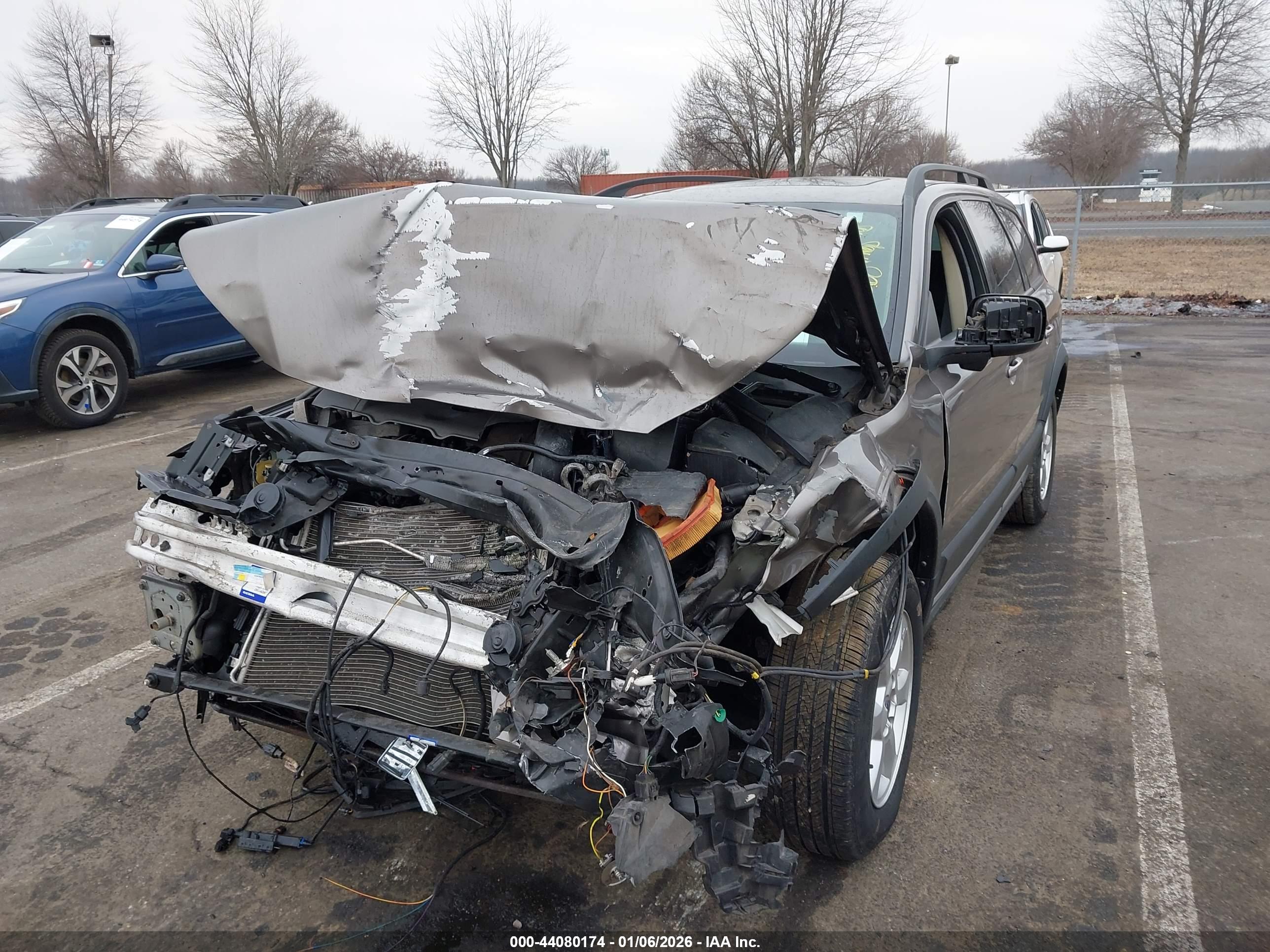 VOLVO XC70 image 2