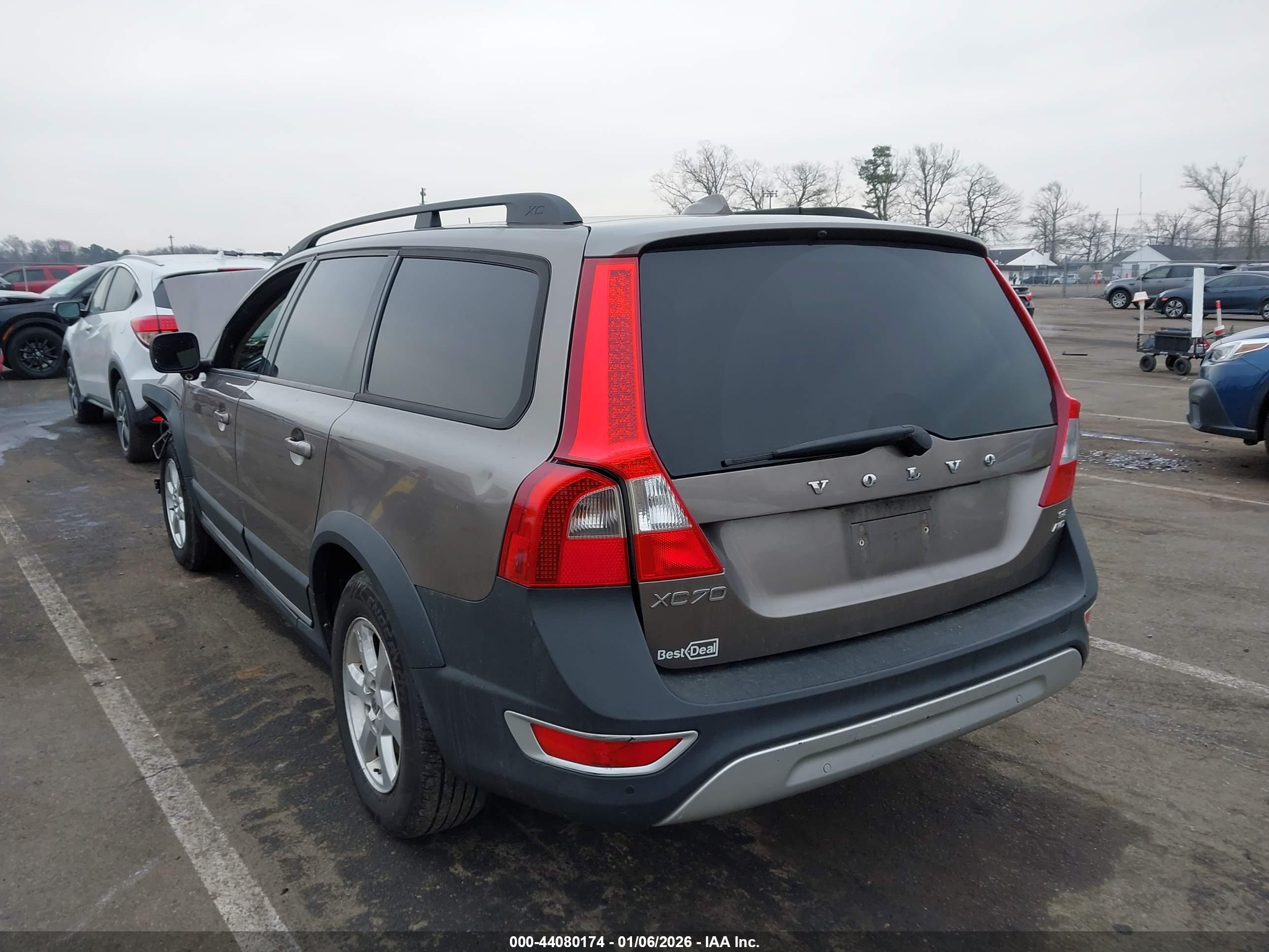 VOLVO XC70 image 3
