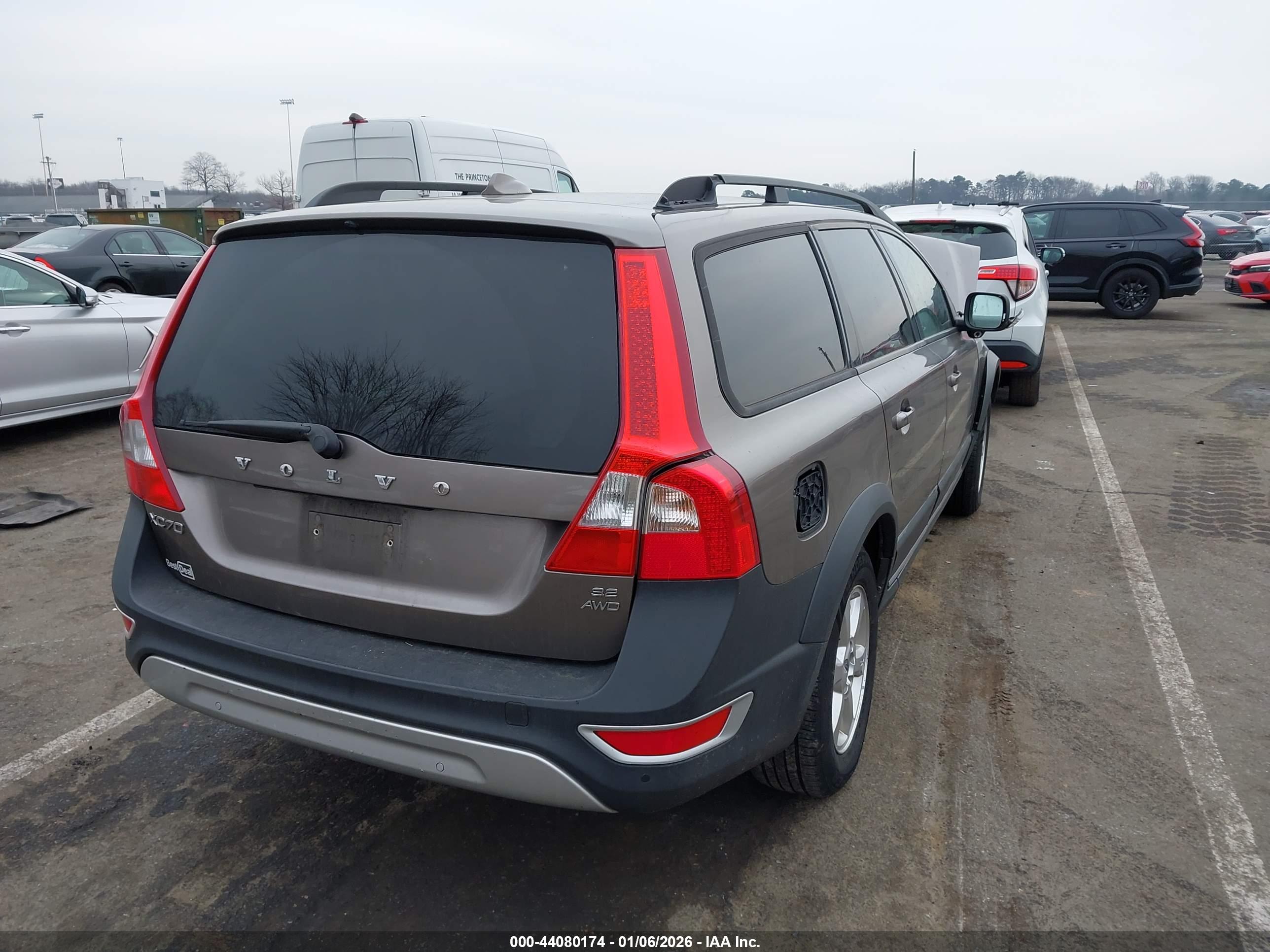 VOLVO XC70 image 4