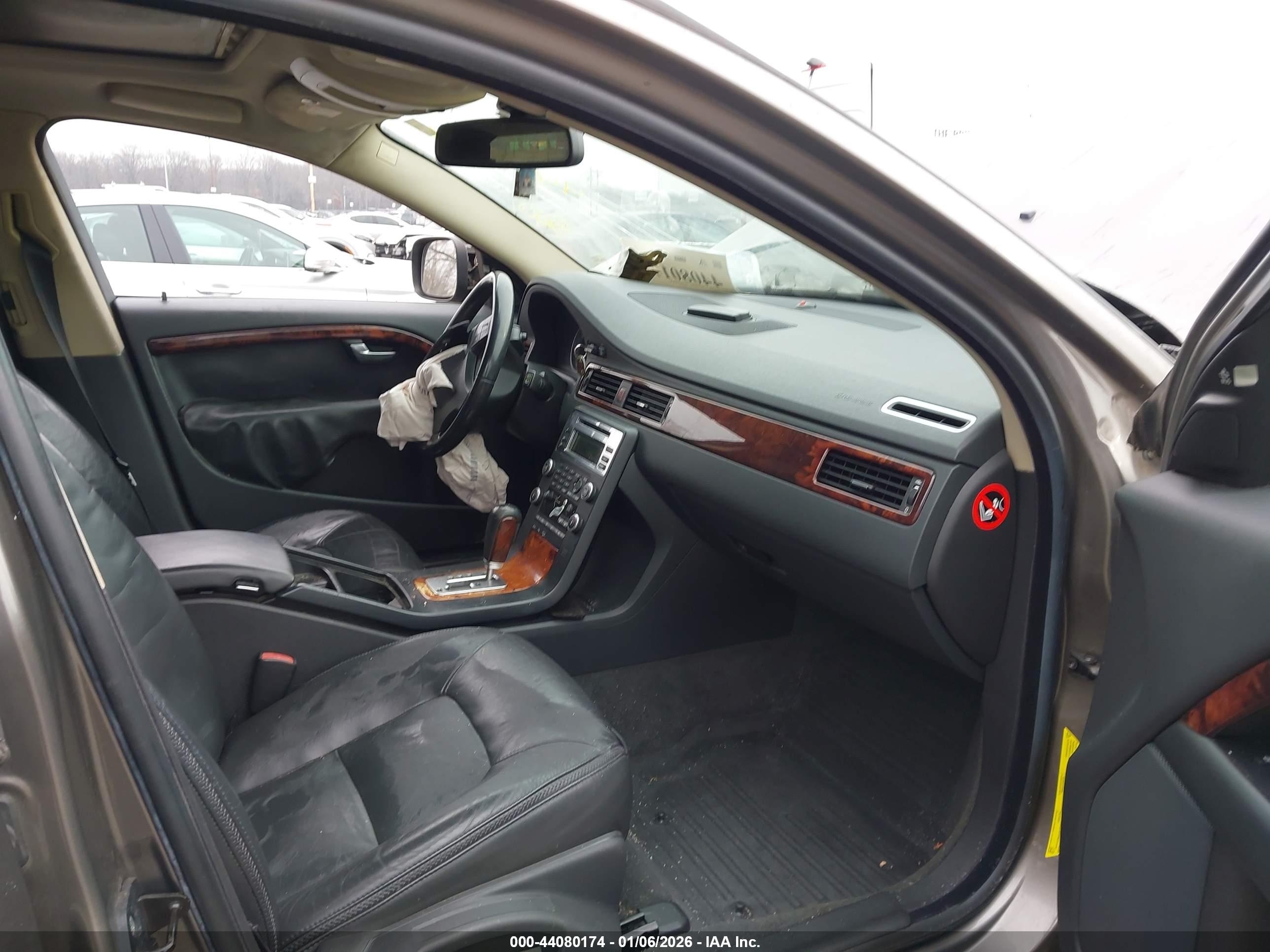 VOLVO XC70 image 5