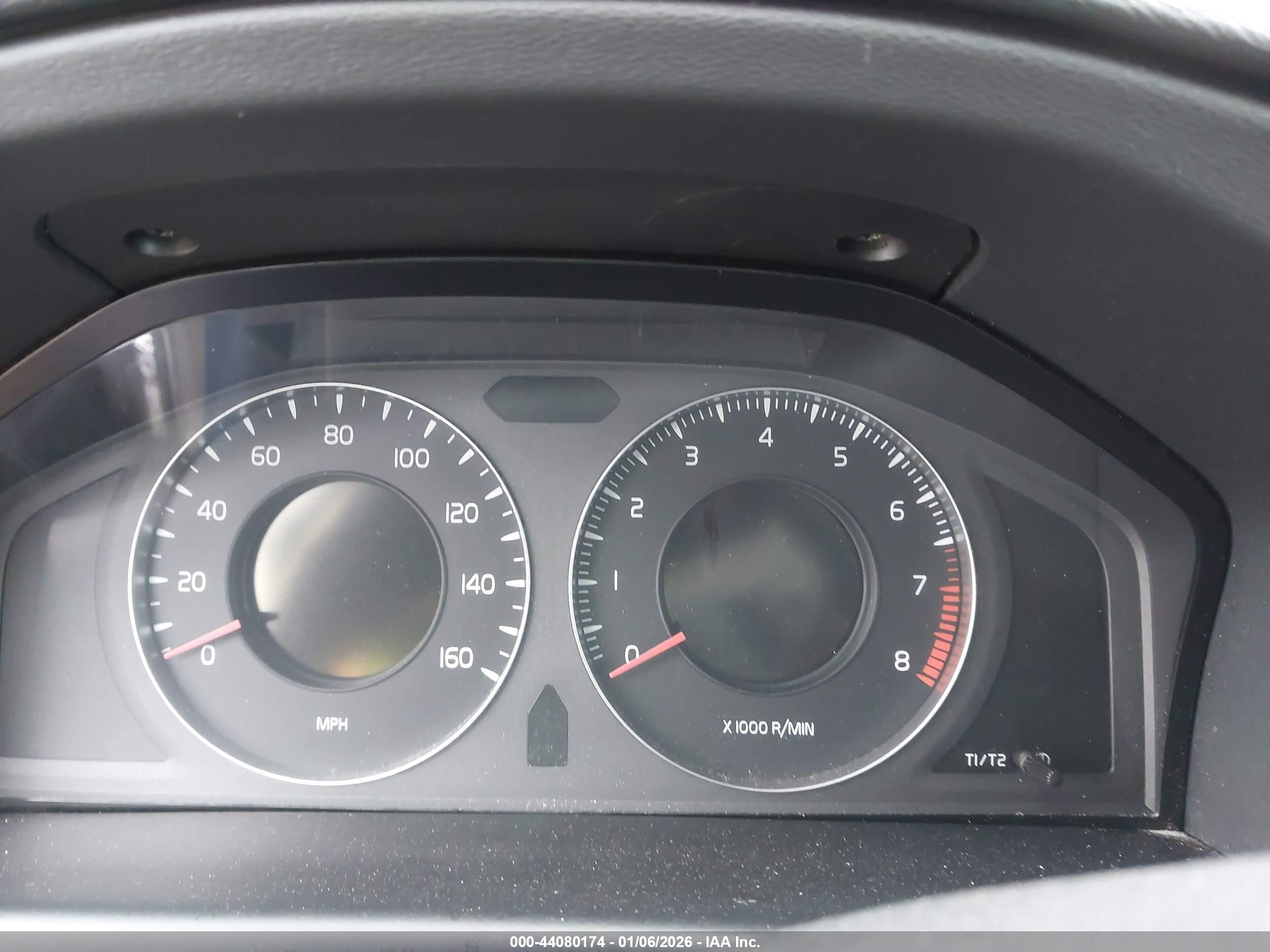 VOLVO XC70 image 7