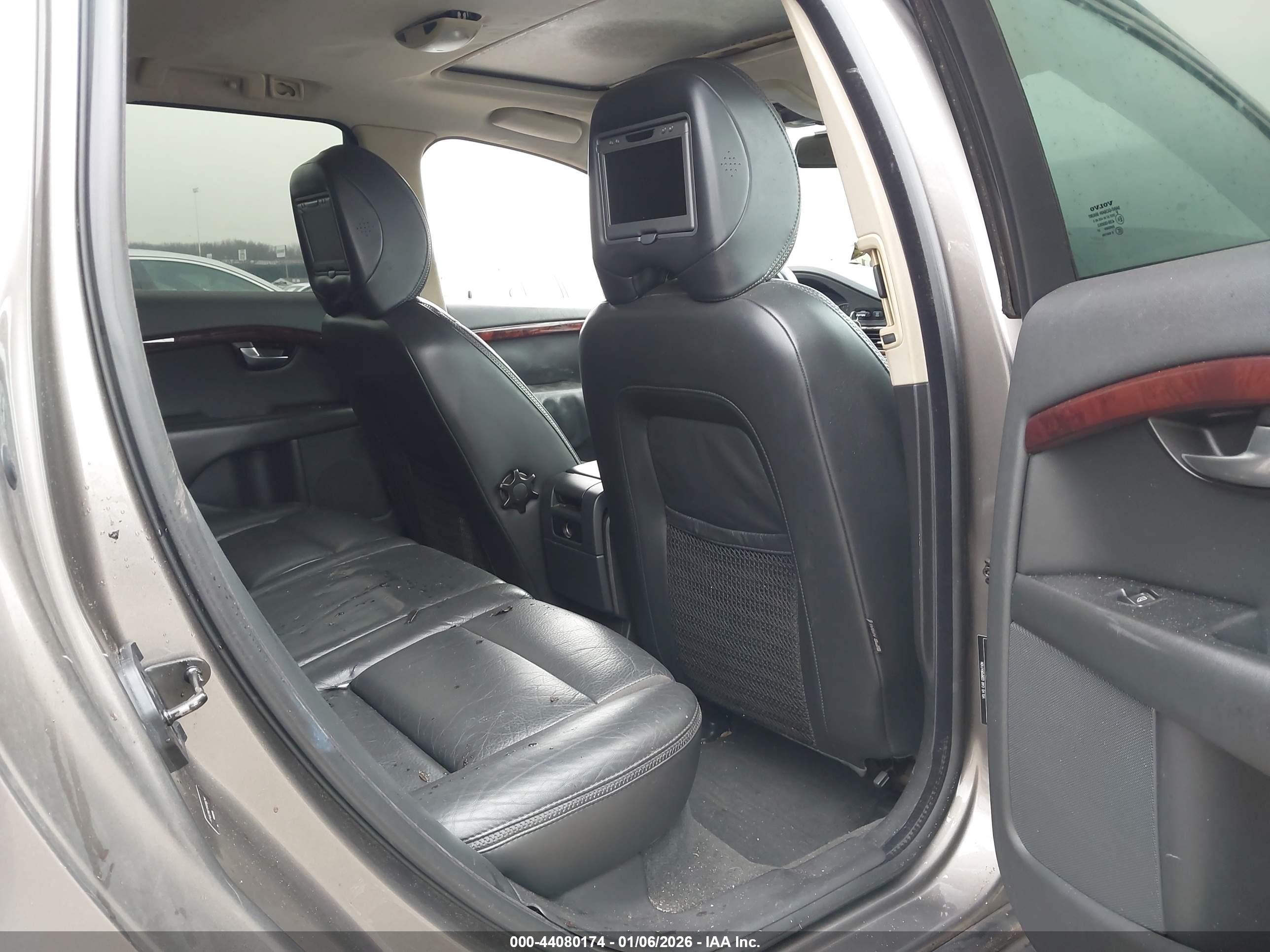 VOLVO XC70 image 8