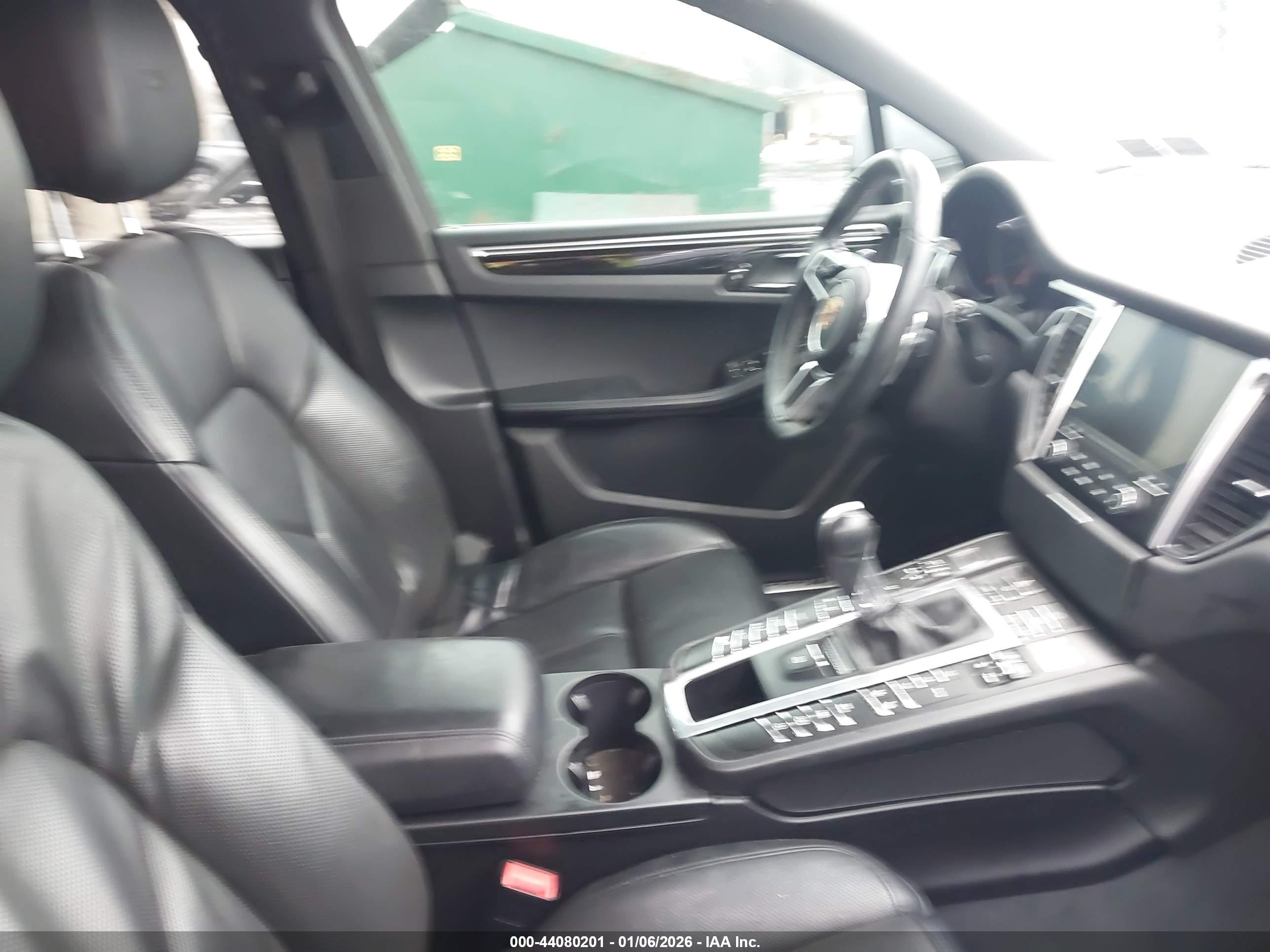 PORSCHE MACAN image 5