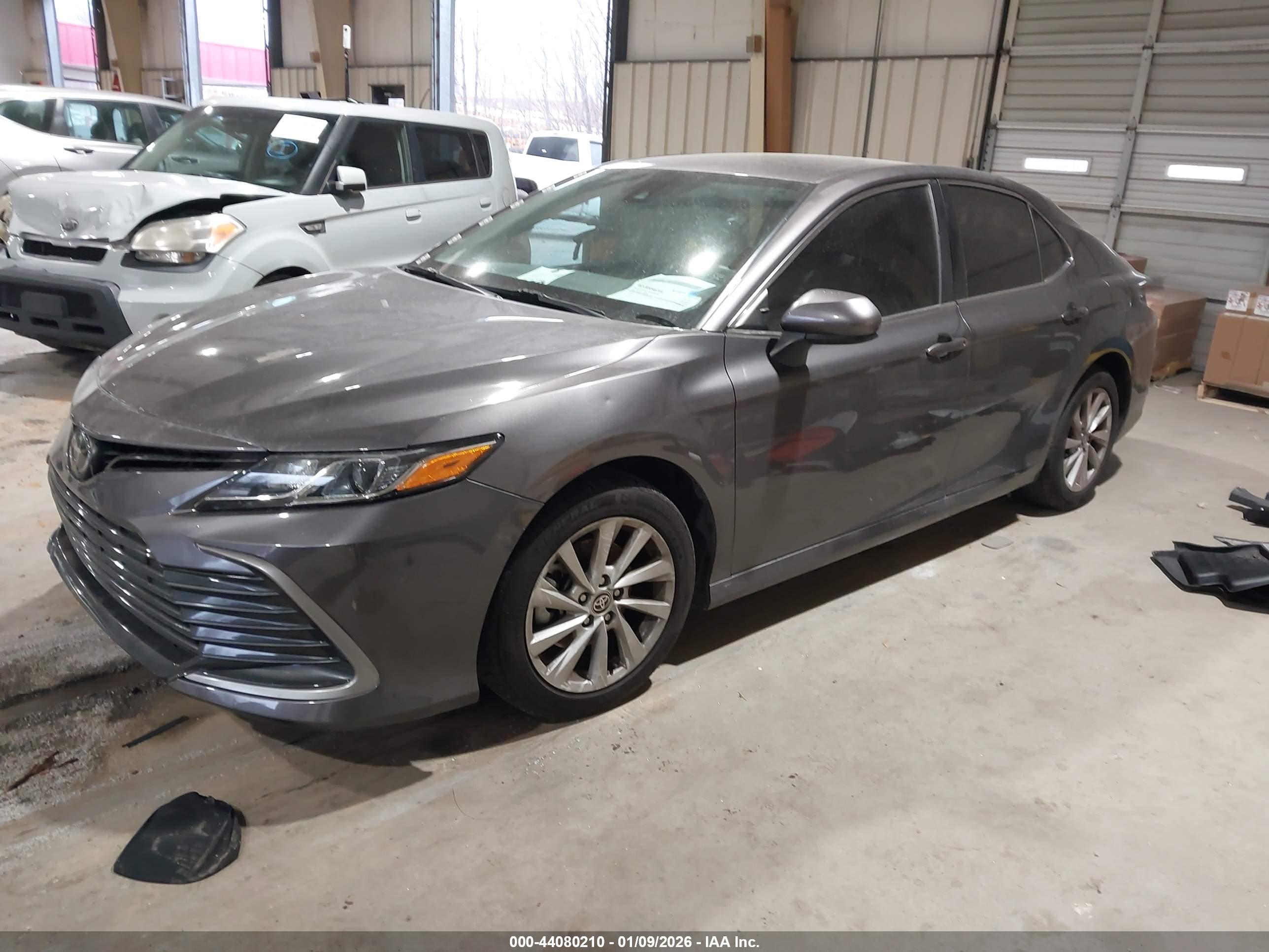 TOYOTA CAMRY image 2