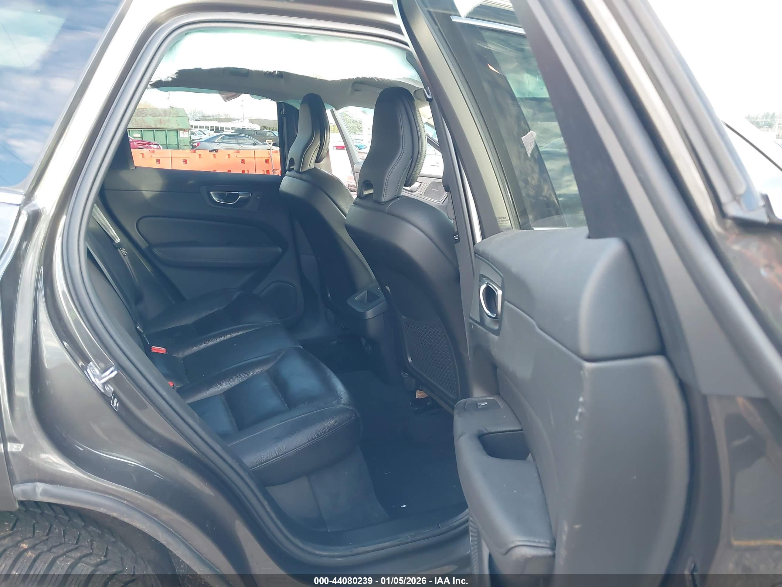 VOLVO XC60 image 8