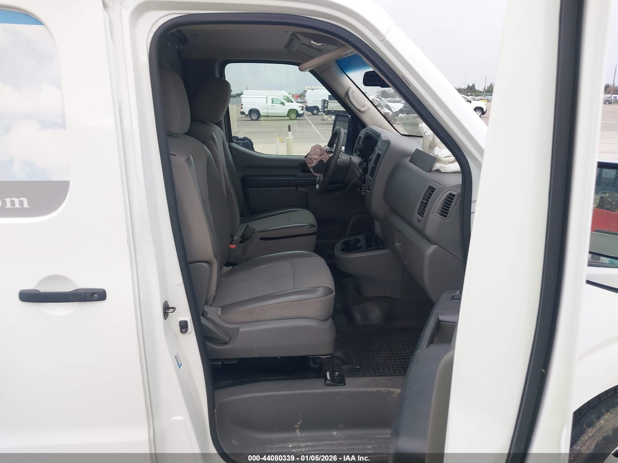 NISSAN NV image 5