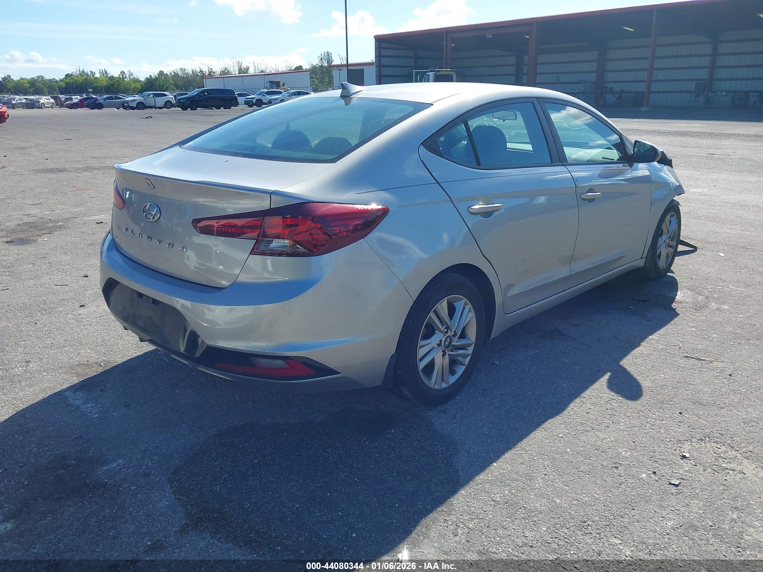 HYUNDAI ELANTRA image 4