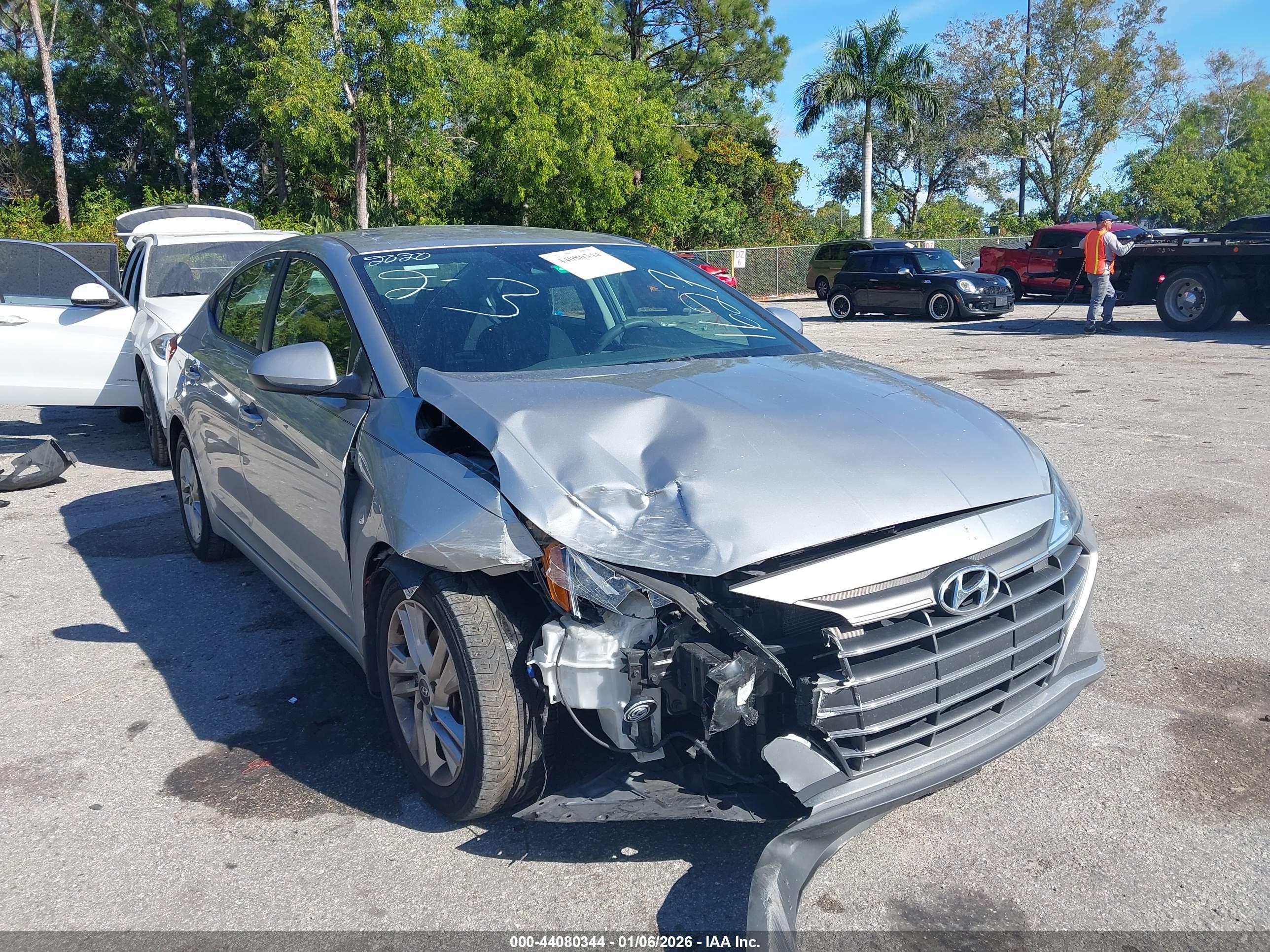 HYUNDAI ELANTRA image 6