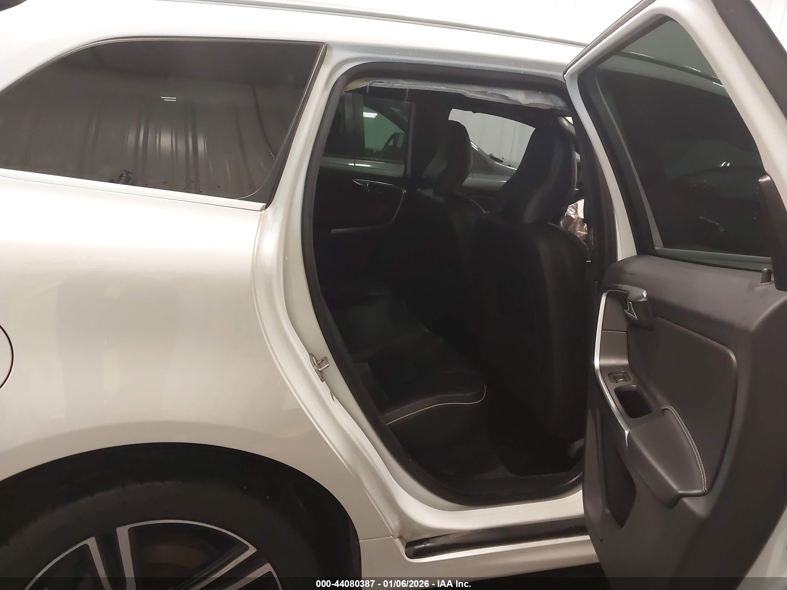 VOLVO XC60 image 8
