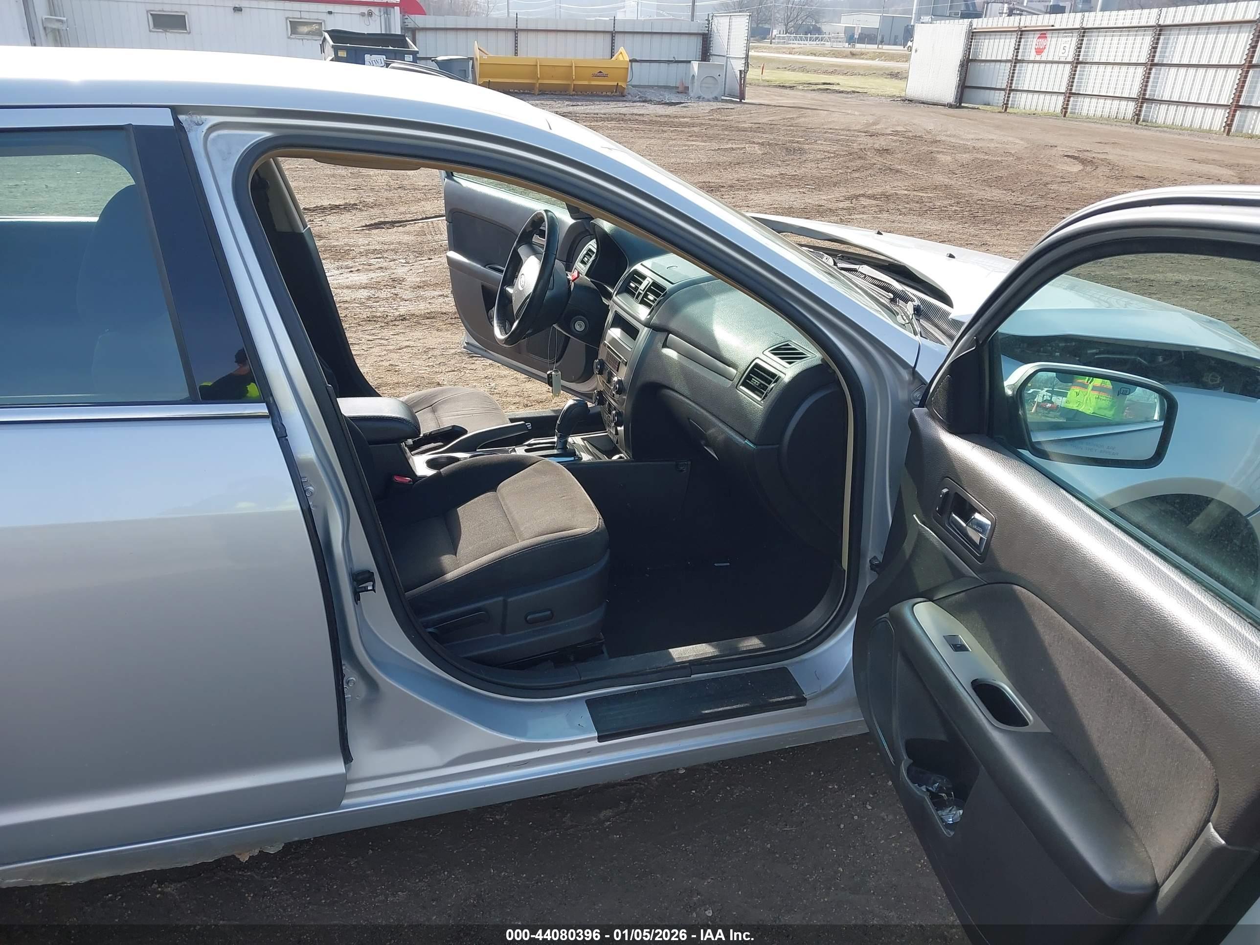 FORD FUSION image 5