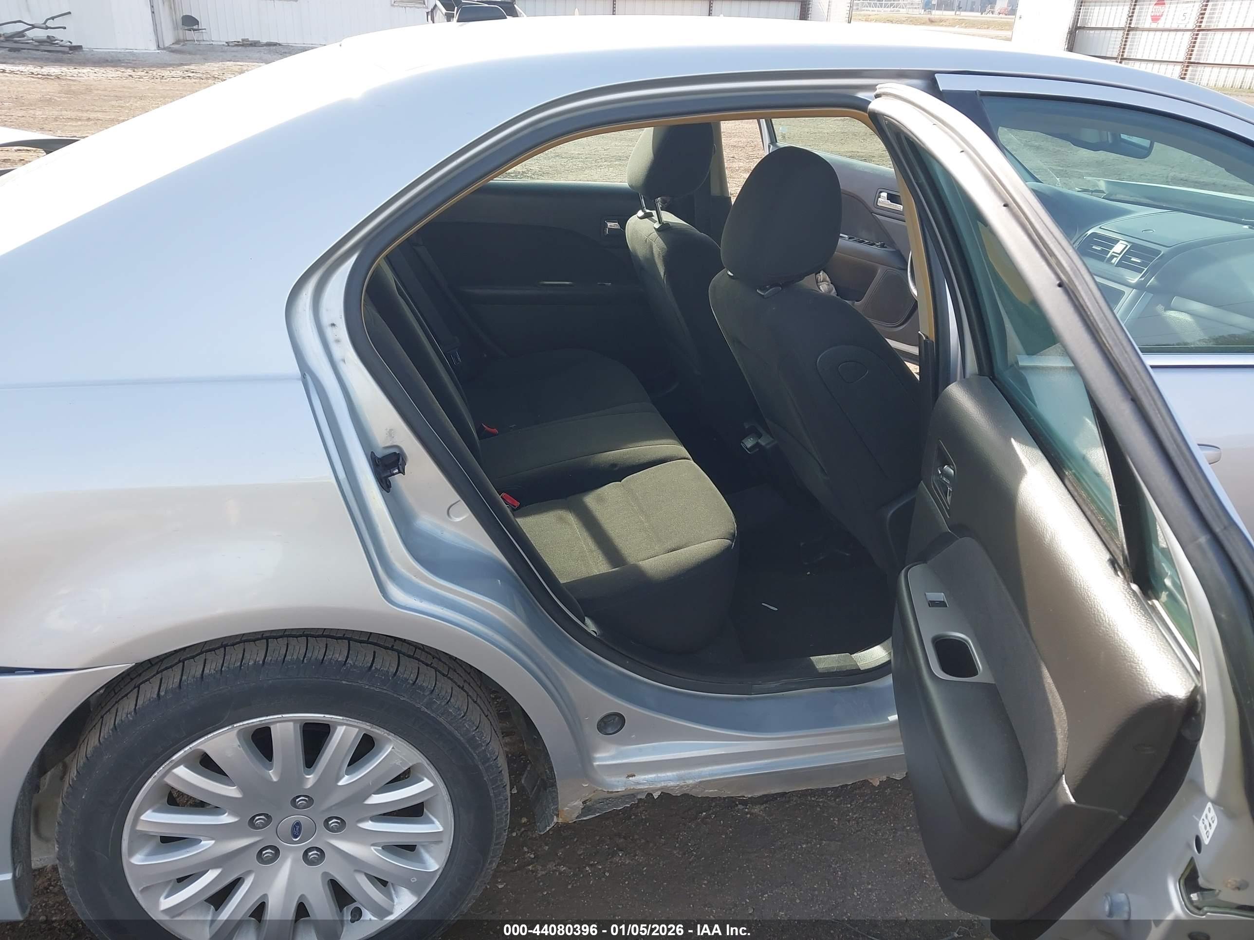 FORD FUSION image 8