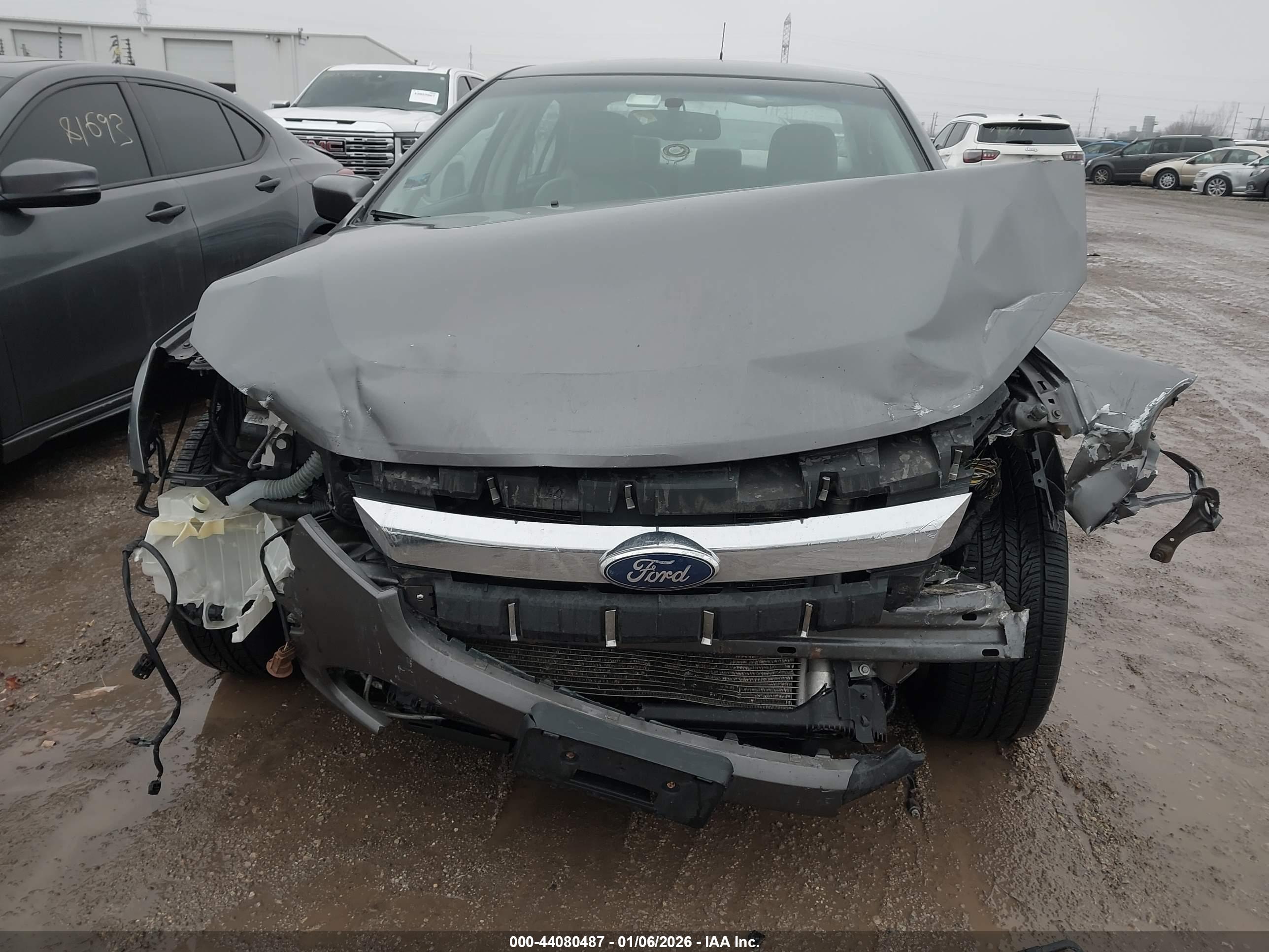 FORD FUSION image 6