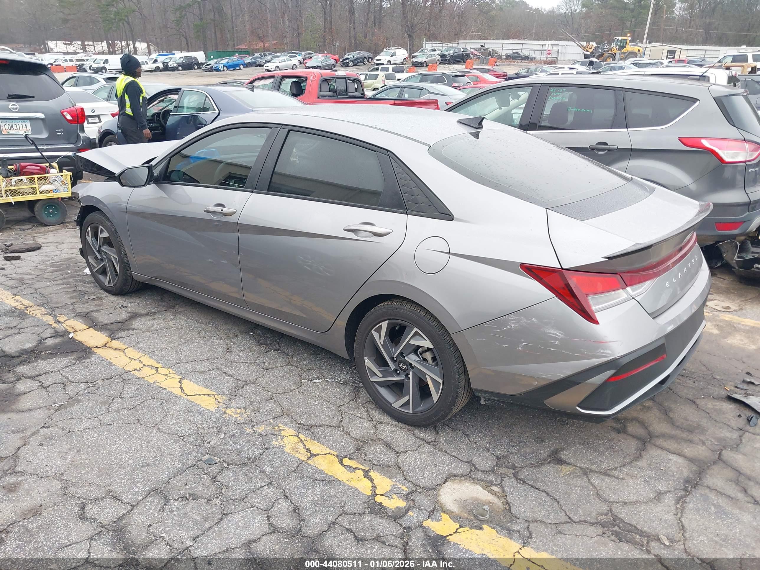 HYUNDAI ELANTRA image 3