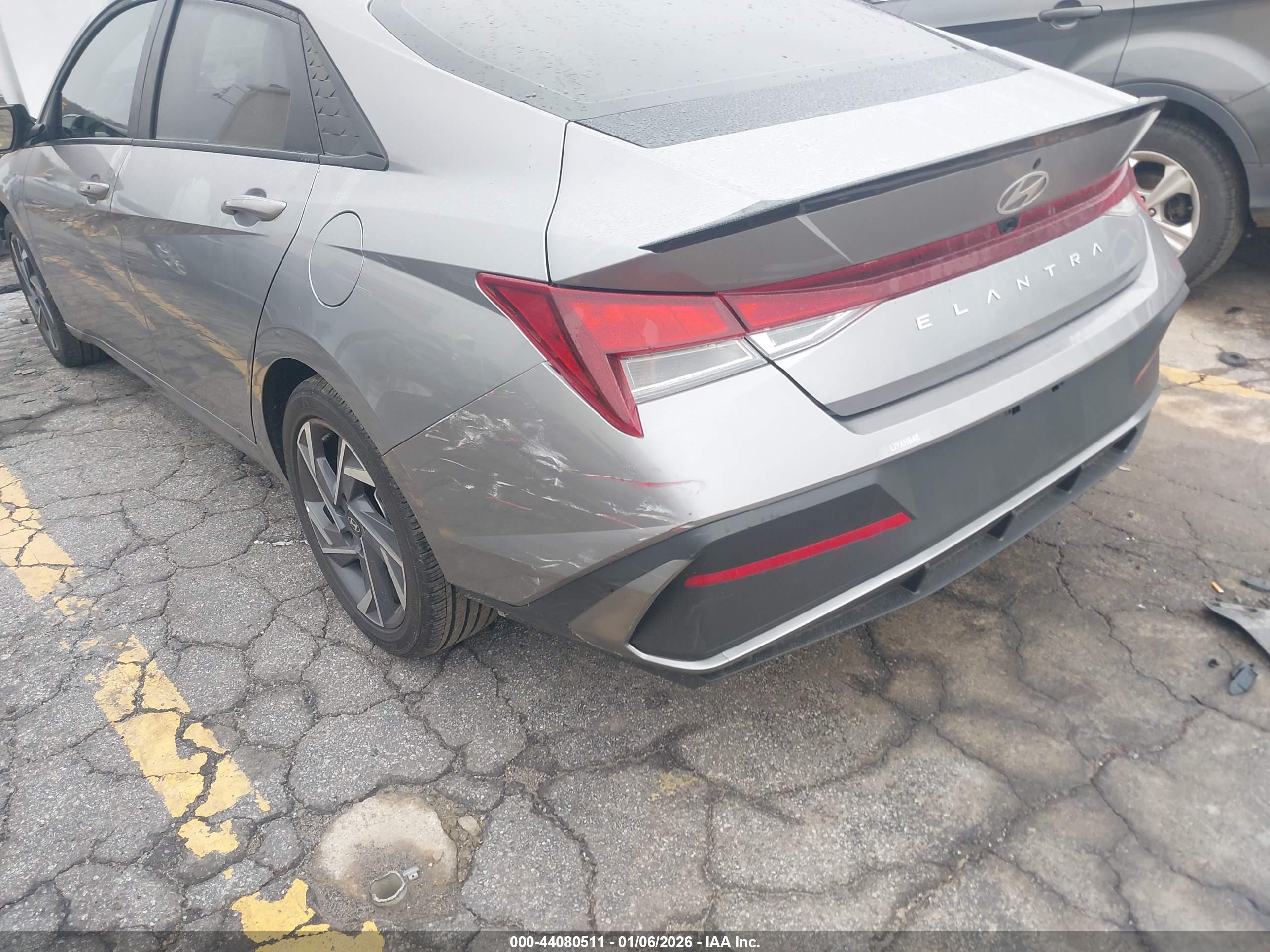 HYUNDAI ELANTRA image 6