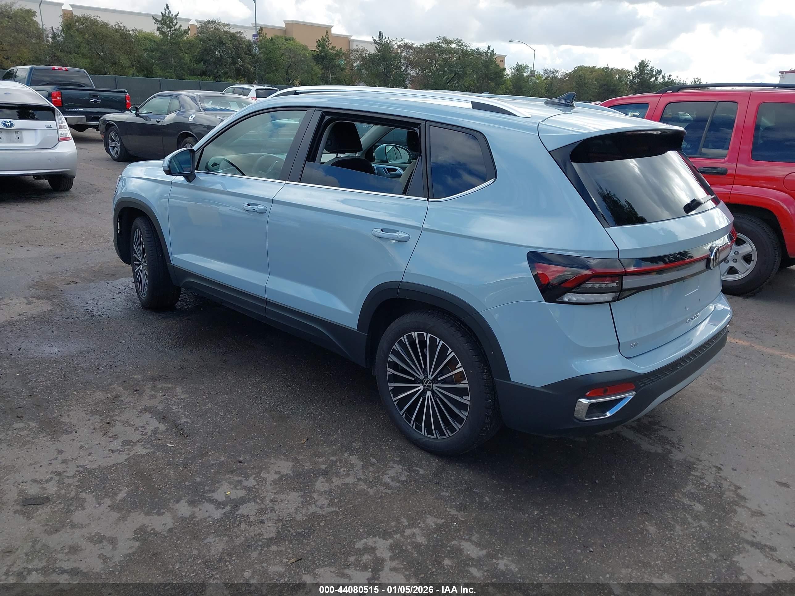 VOLKSWAGEN TAOS image 3