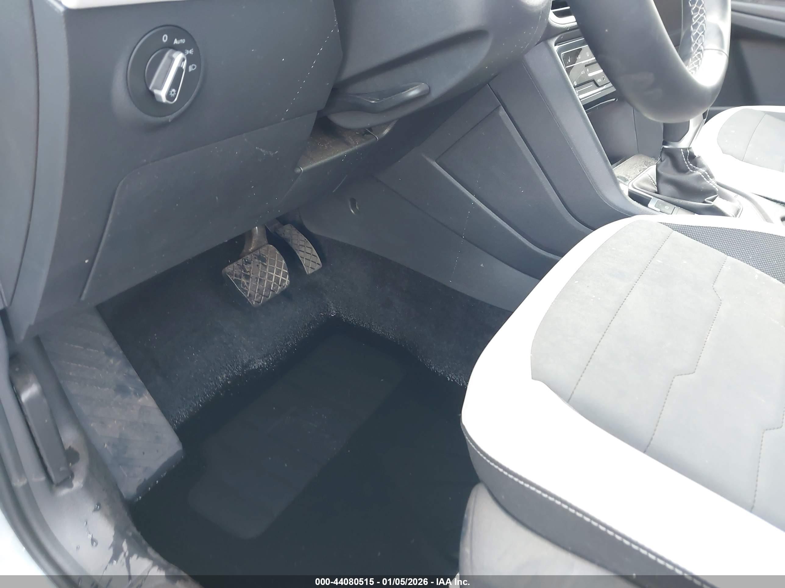 VOLKSWAGEN TAOS image 6