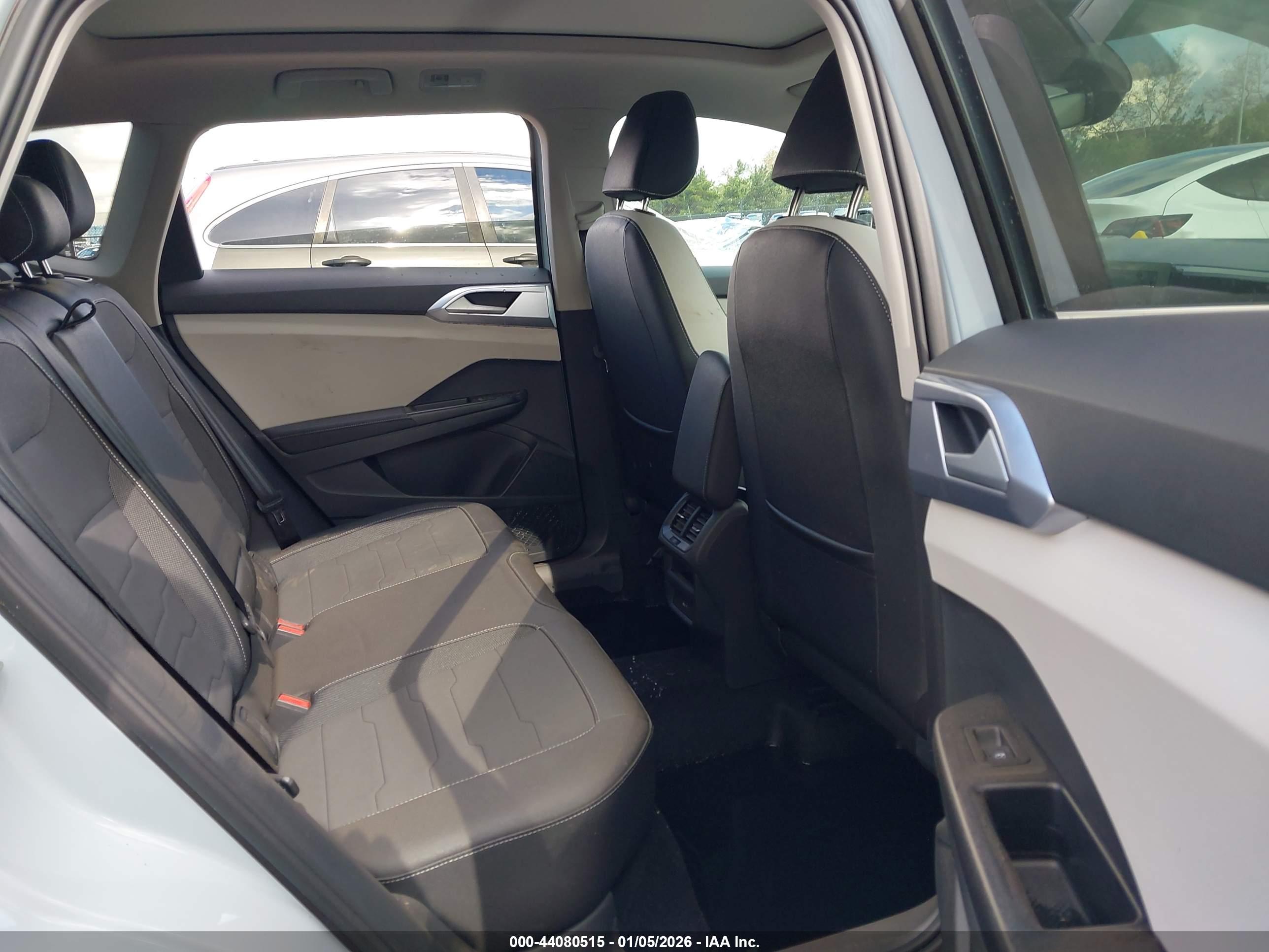 VOLKSWAGEN TAOS image 8