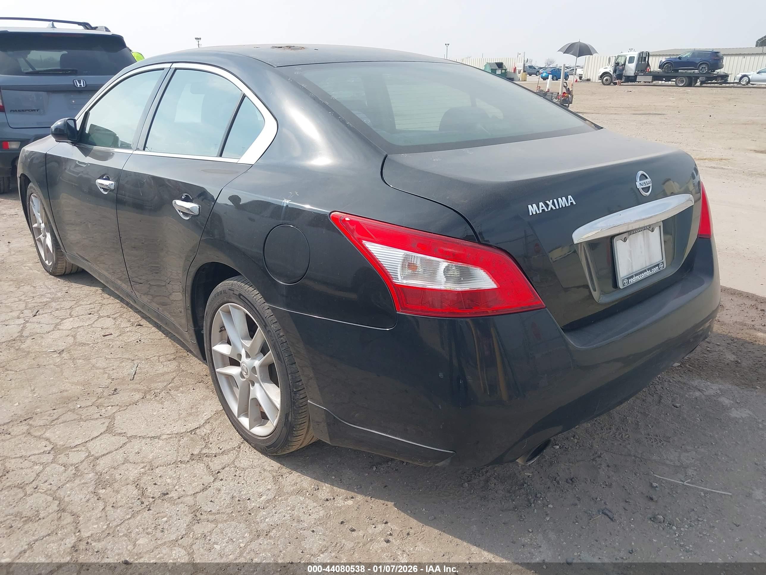 NISSAN MAXIMA image 3