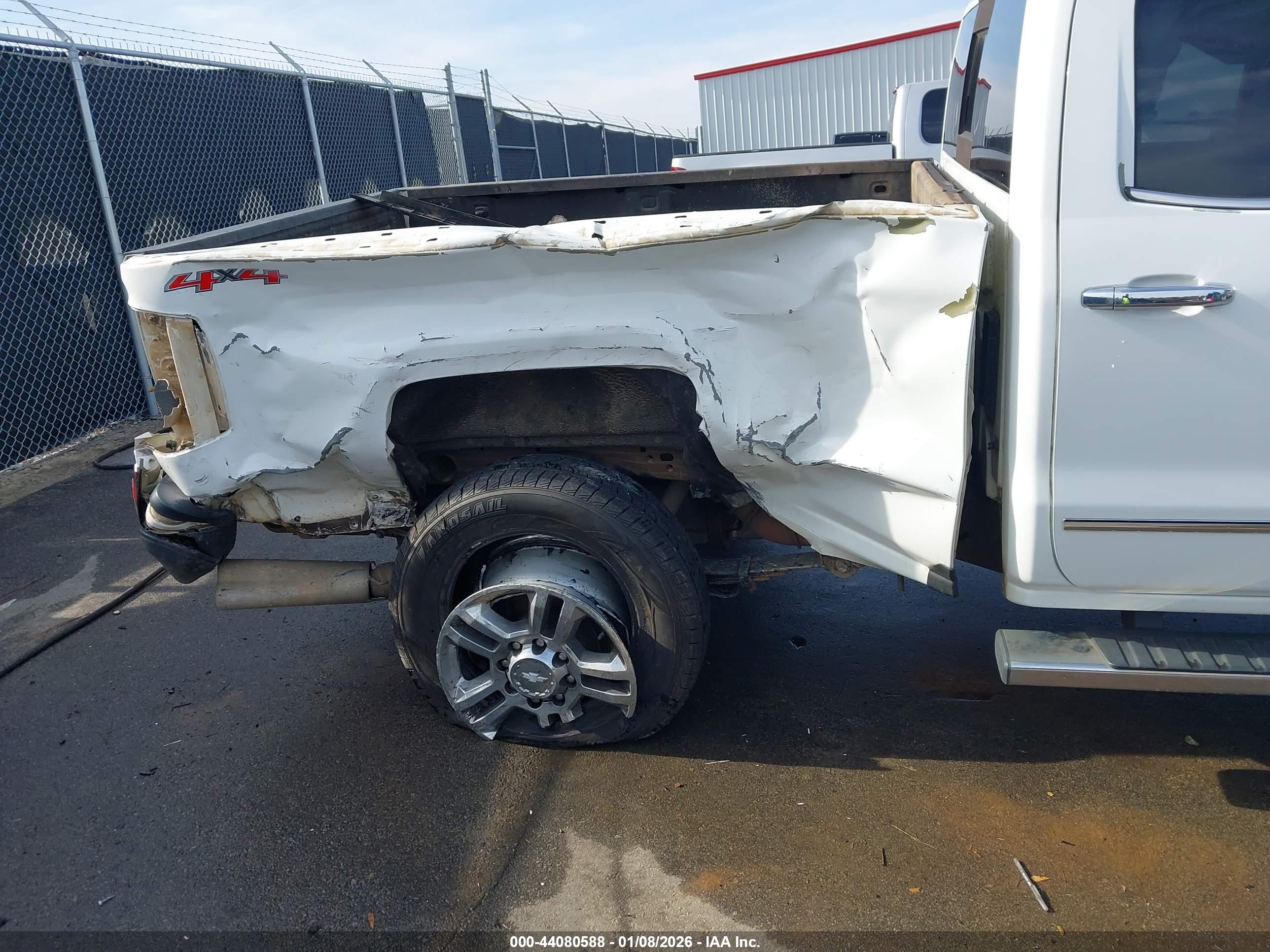 CHEVROLET SILVERADO image 6