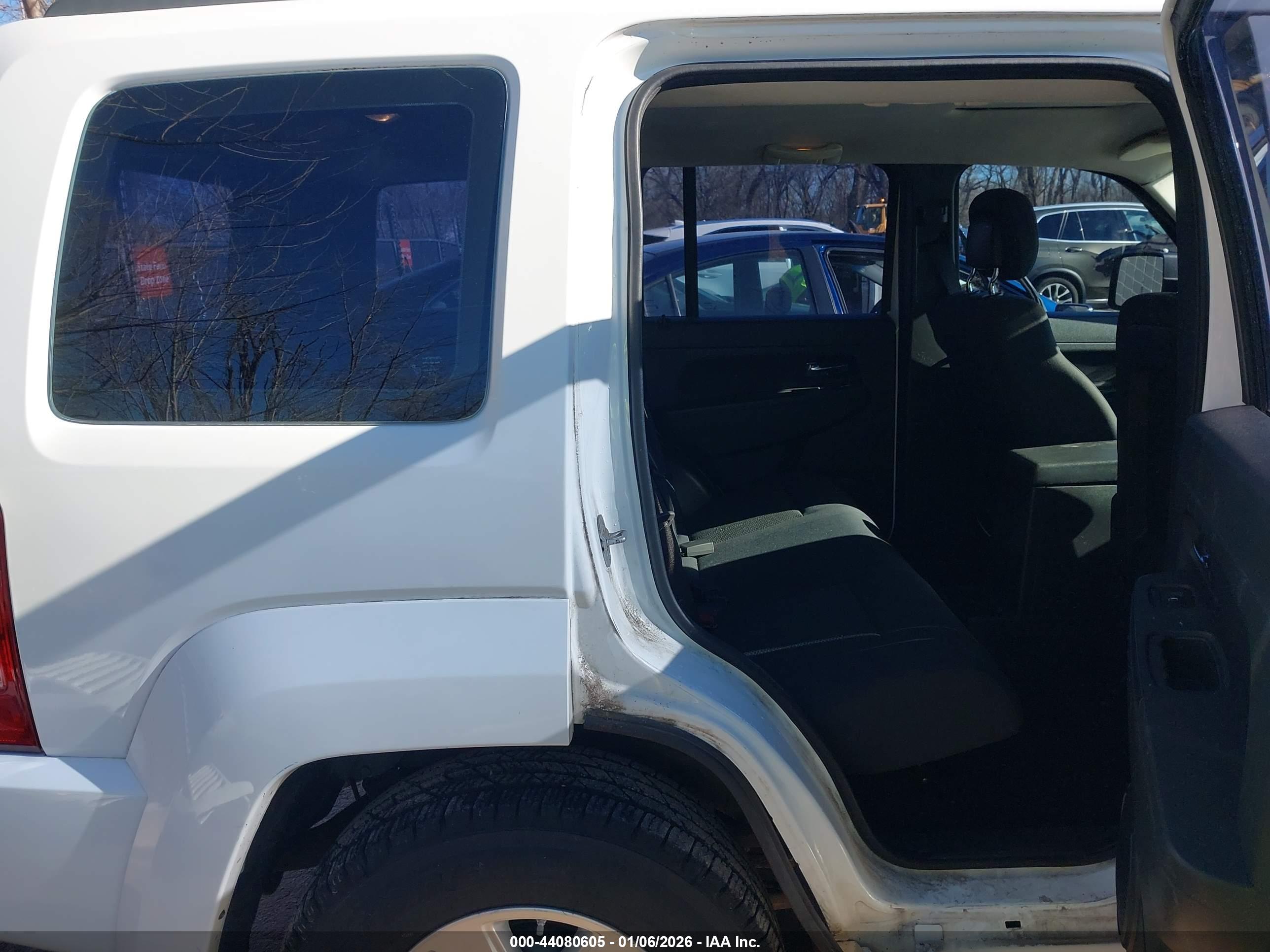 JEEP LIBERTY image 8