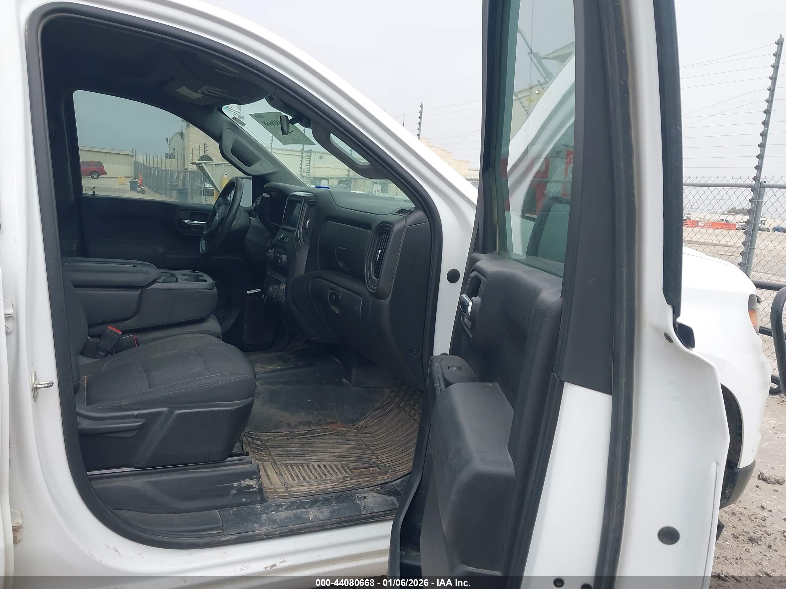 CHEVROLET SILVERADO image 5