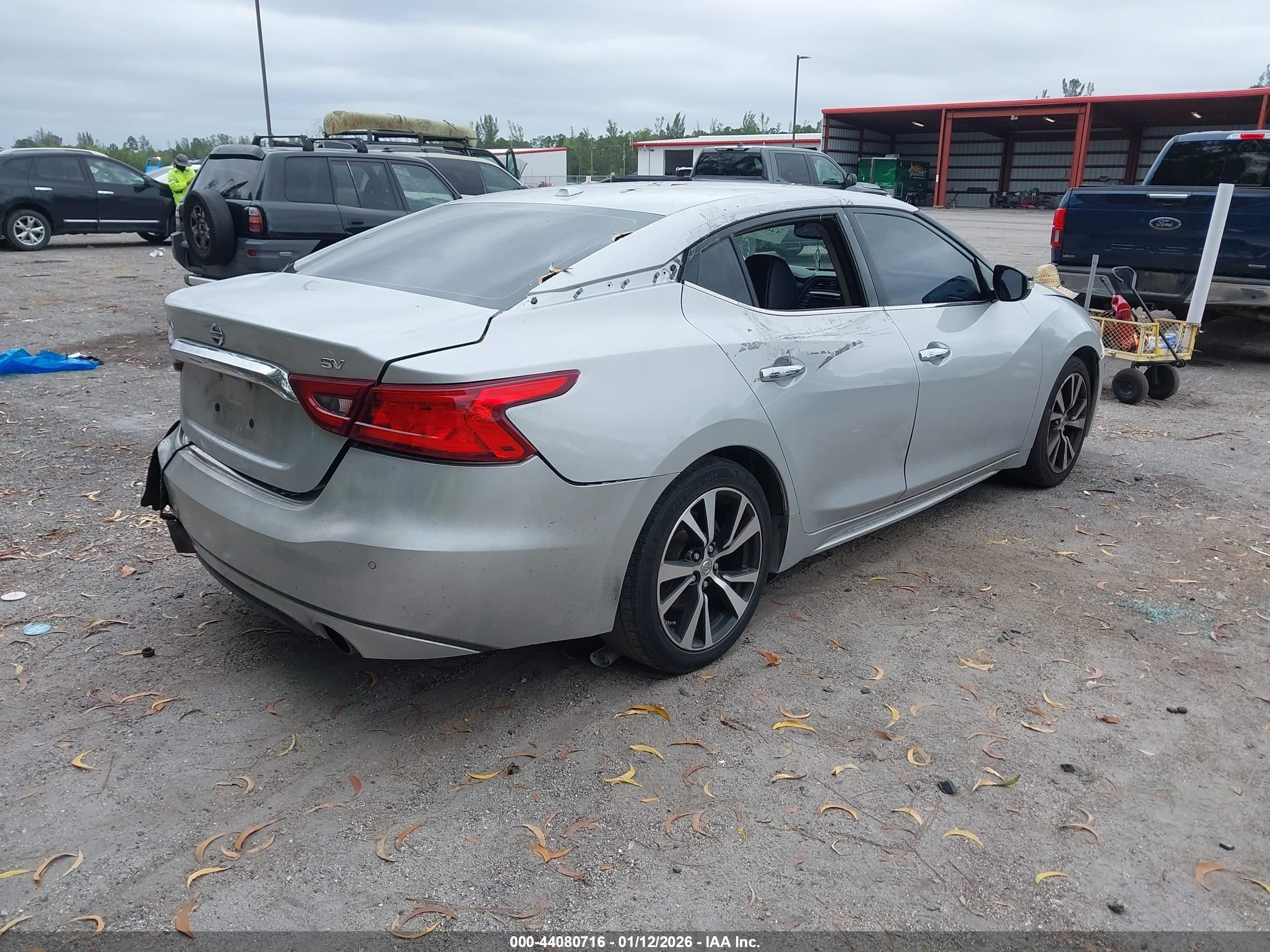 NISSAN MAXIMA image 4