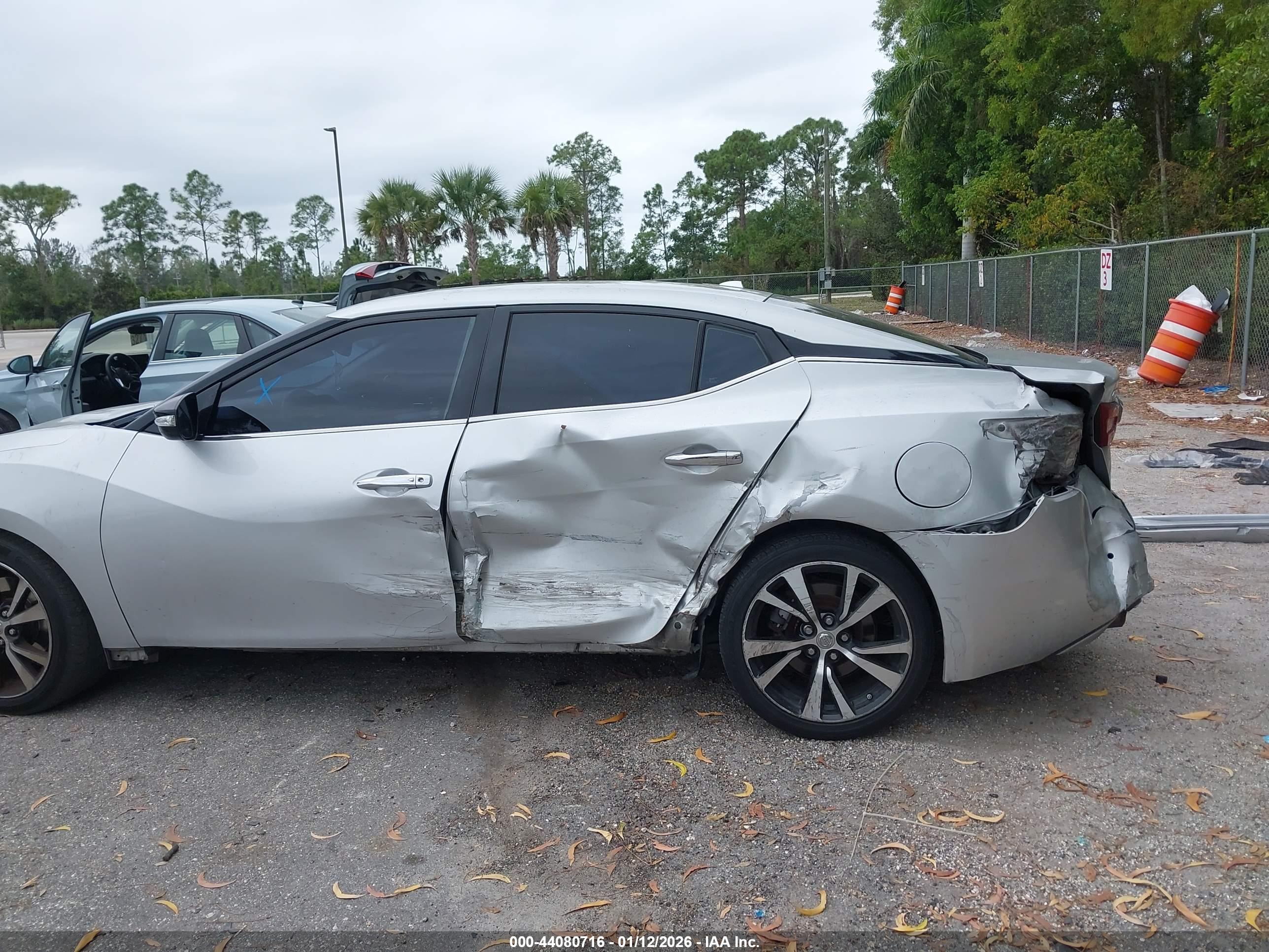 NISSAN MAXIMA image 6