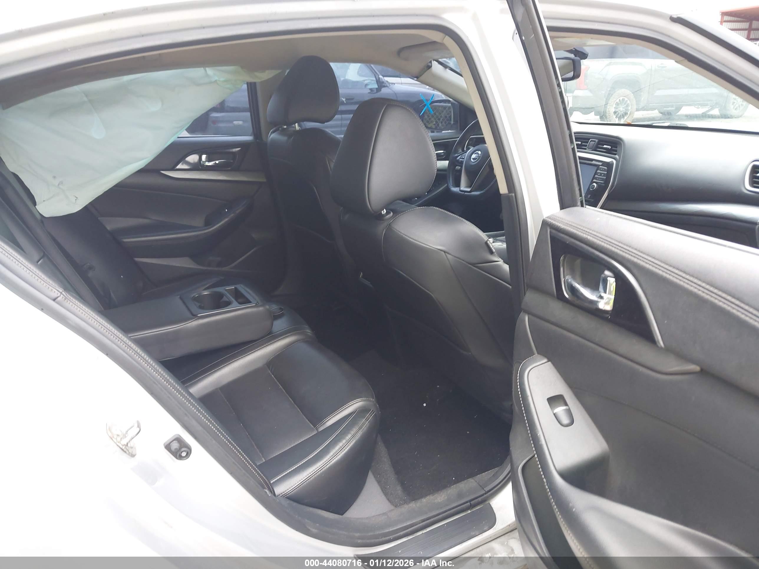 NISSAN MAXIMA image 8