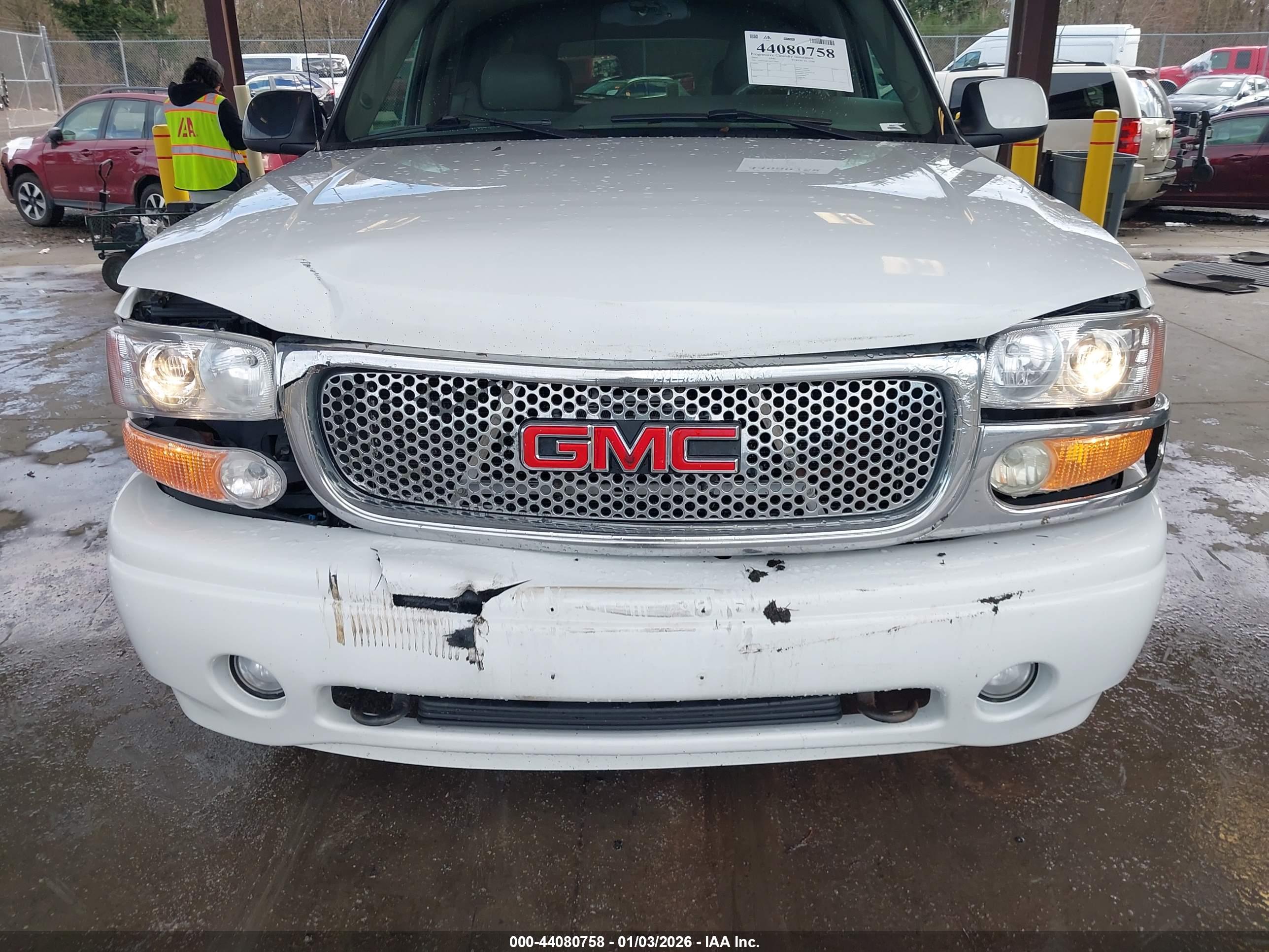 GMC YUKON image 6