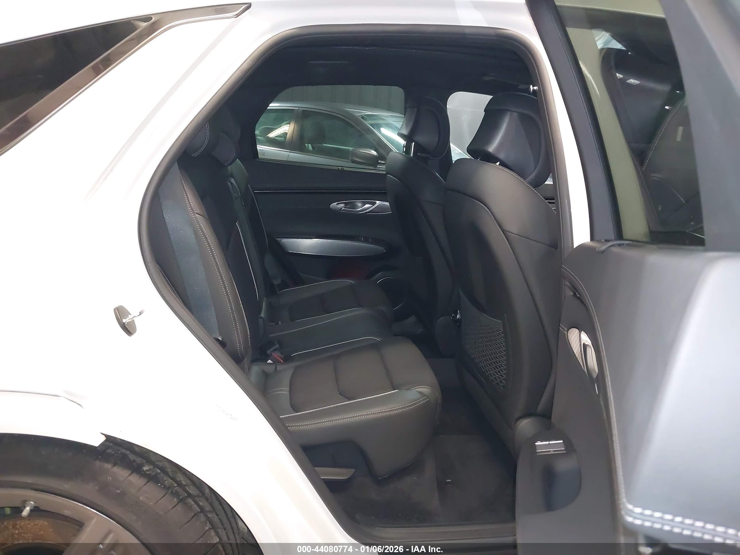 GENESIS GV70 image 8