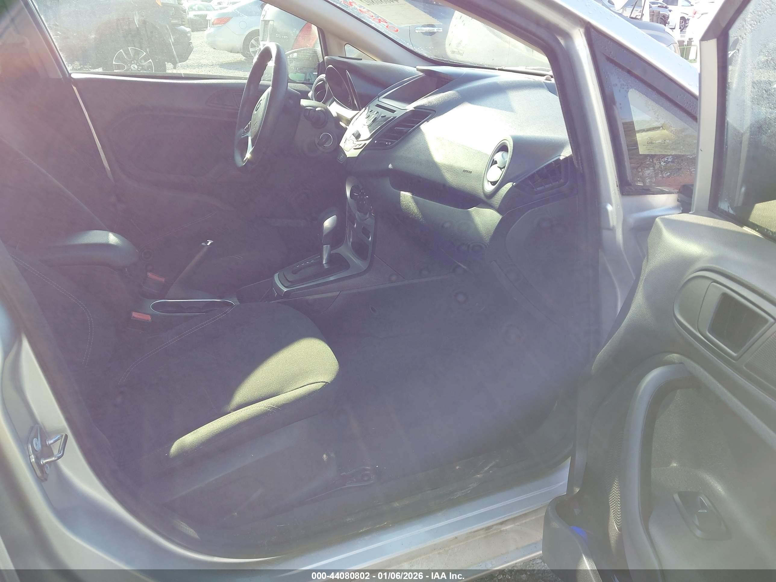 FORD FIESTA image 5