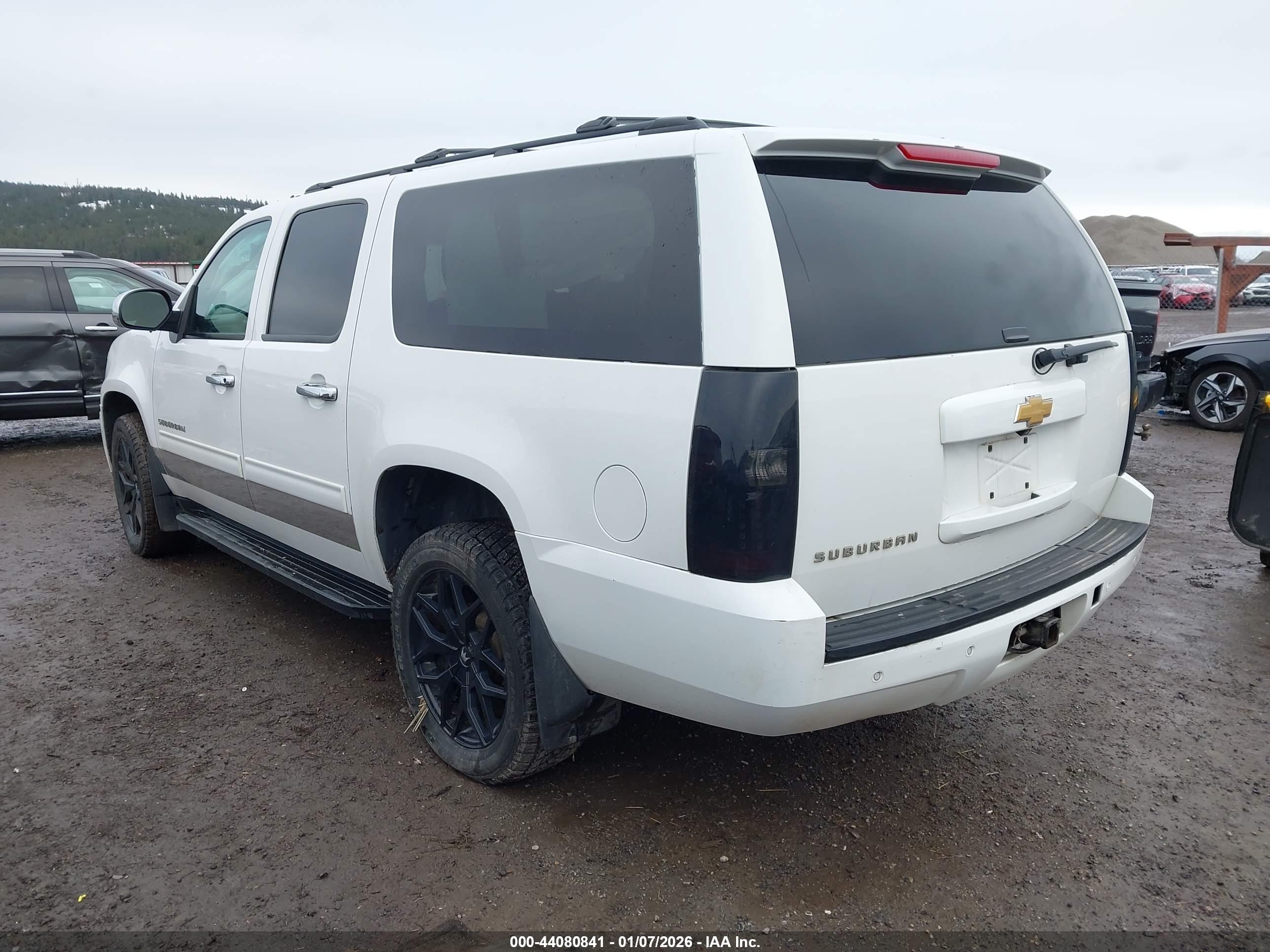 CHEVROLET SUBURBAN image 3