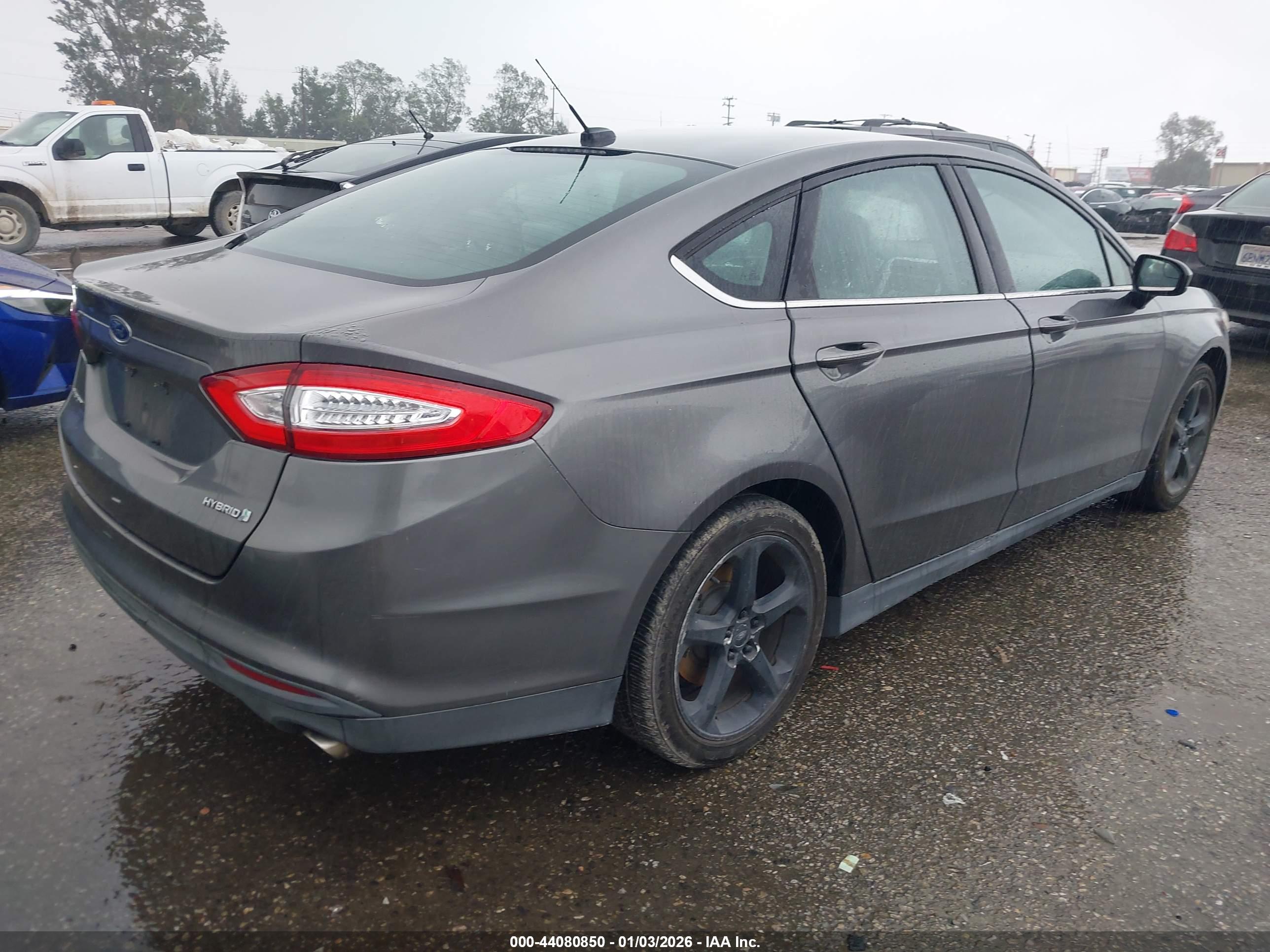 FORD FUSION image 4