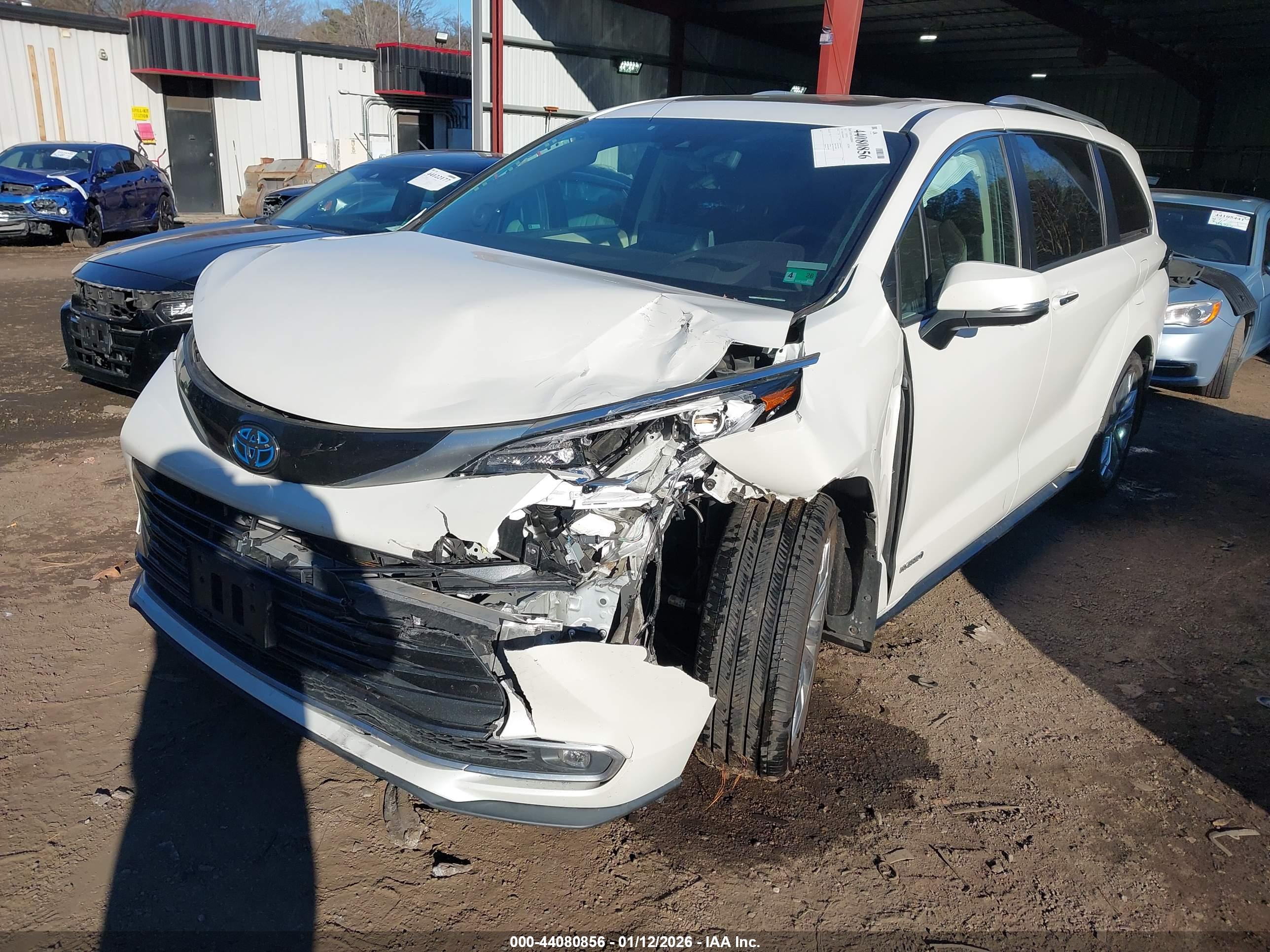 TOYOTA SIENNA image 2