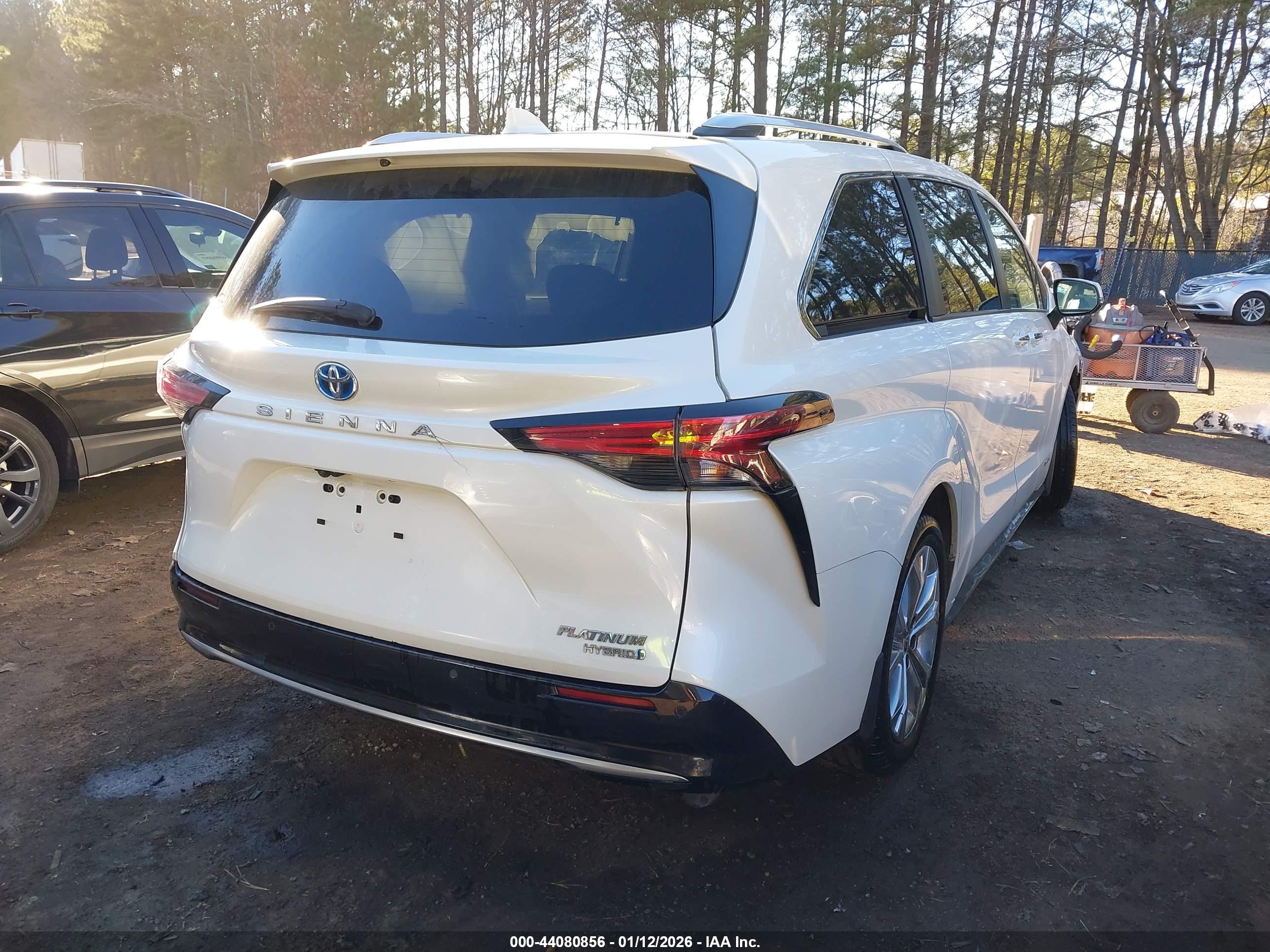 TOYOTA SIENNA image 4