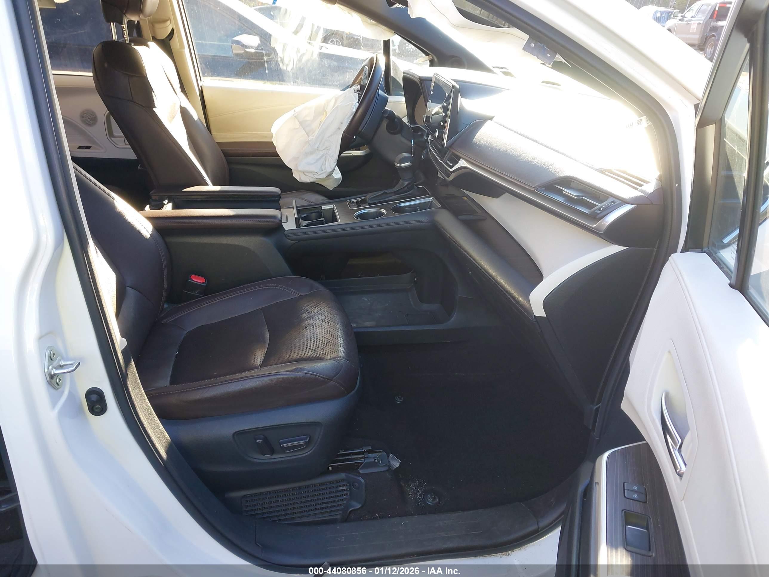 TOYOTA SIENNA image 5