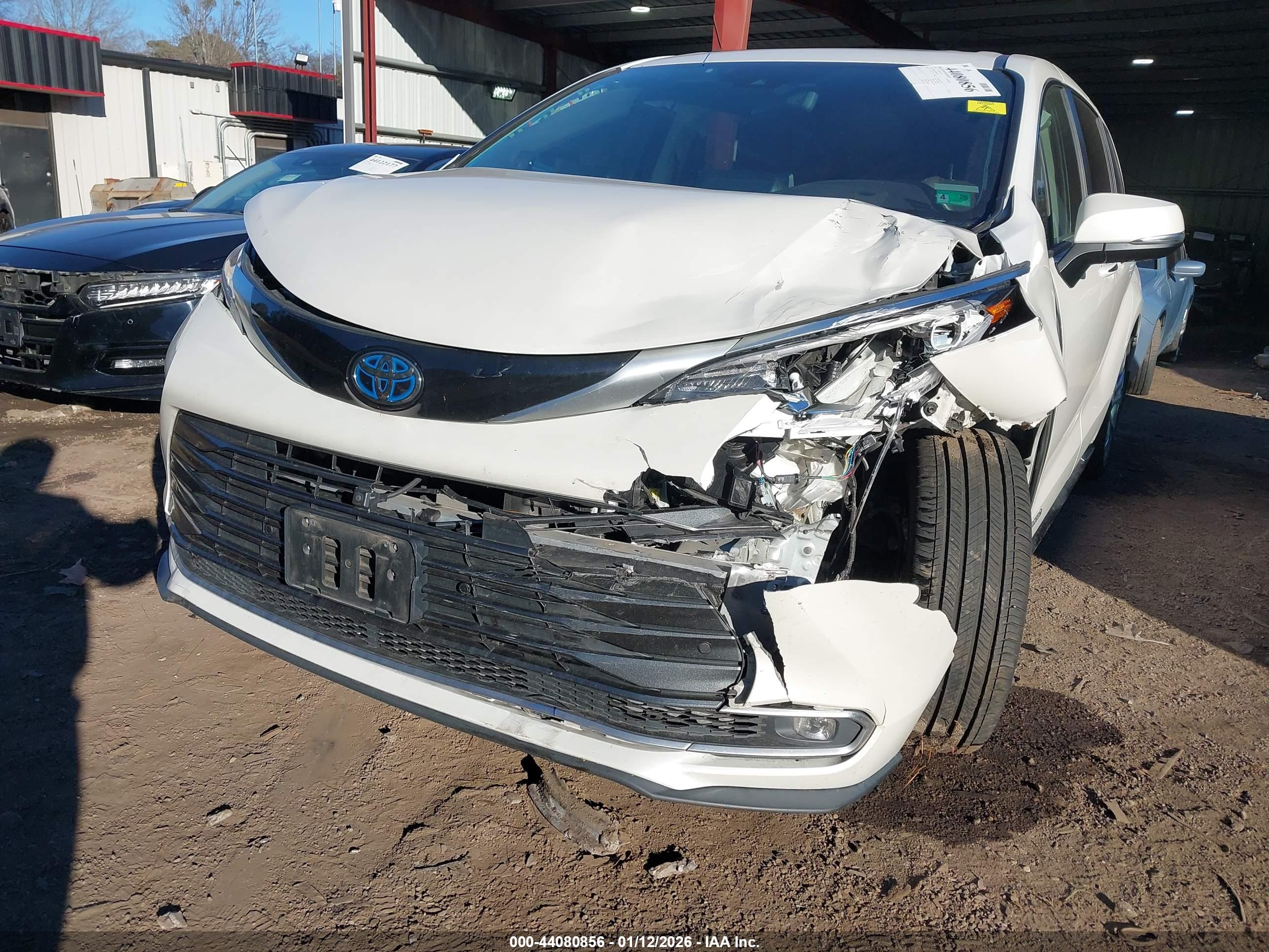 TOYOTA SIENNA image 6